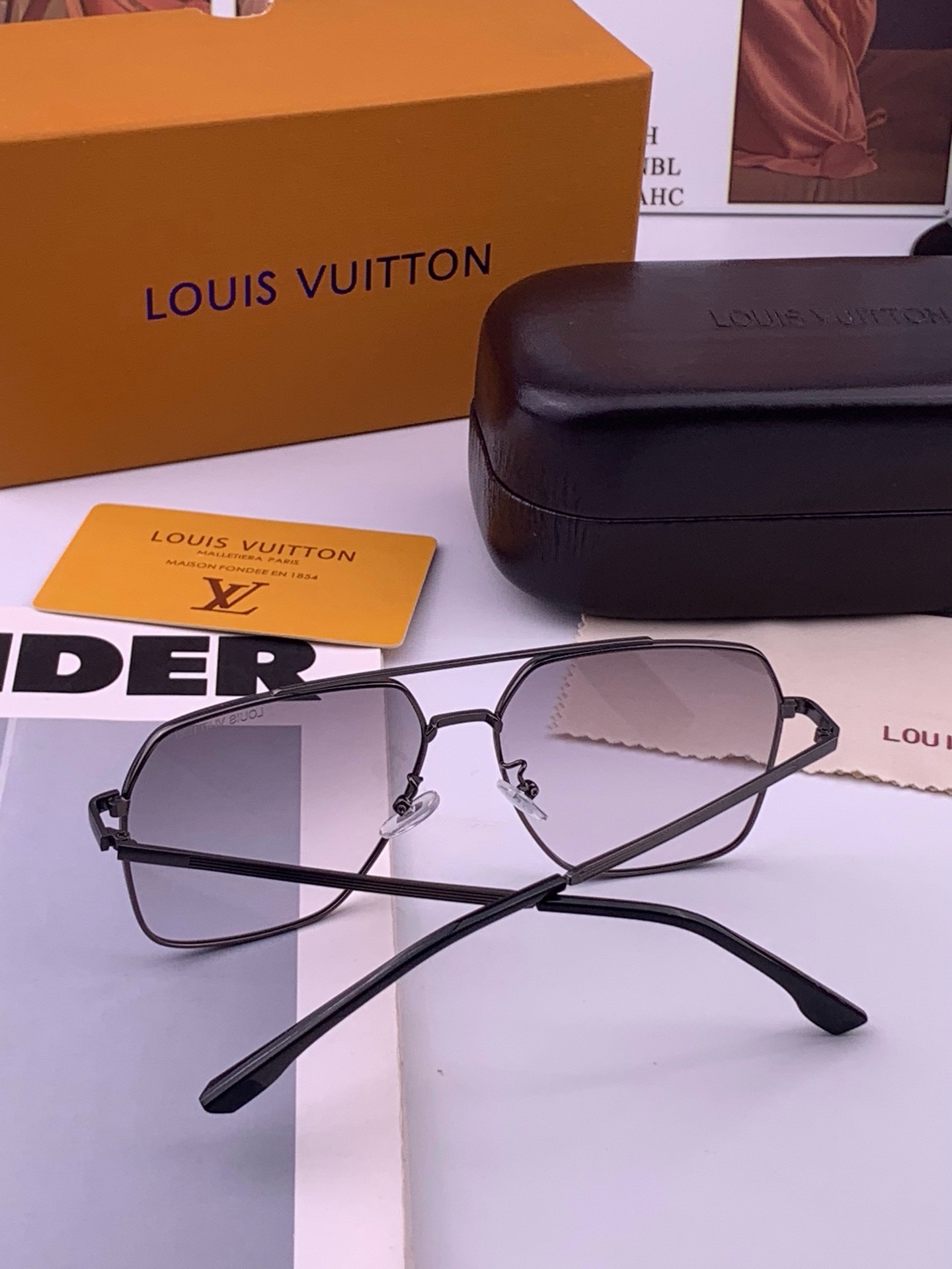 LV 男款炫彩飞行员偏光太阳镜 ❤️材质：高清尼龙加厚卡槽高清偏光镜片 🌹无边框镜架💕颜👍型号：L38903
