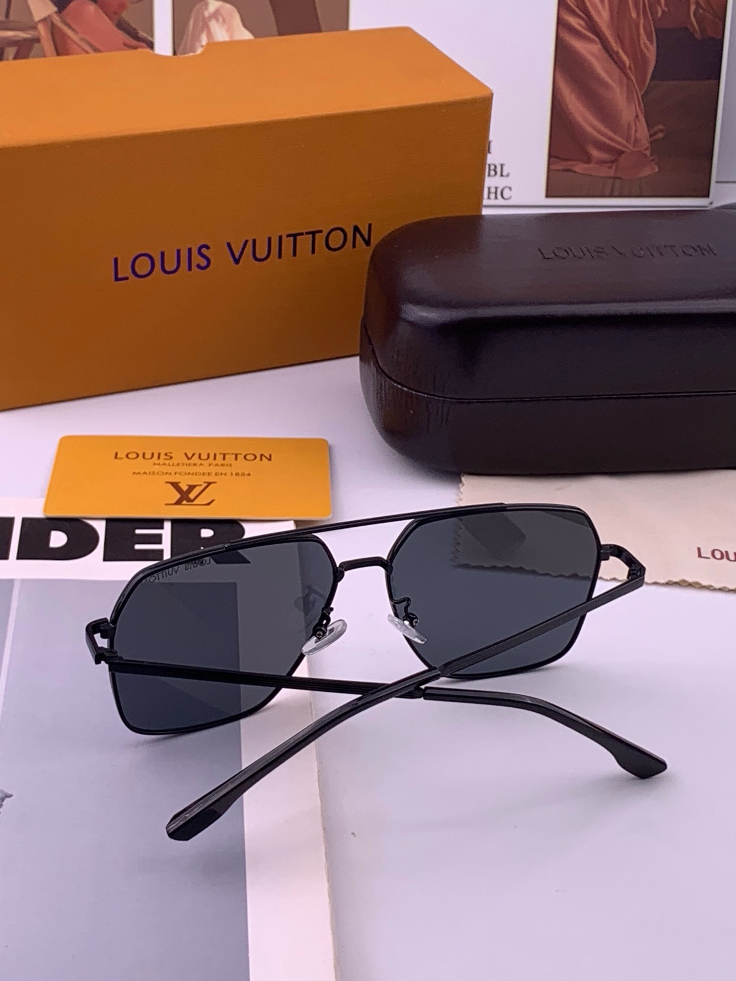 LV 男款炫彩飞行员偏光太阳镜 ❤️材质：高清尼龙加厚卡槽高清偏光镜片 🌹无边框镜架💕颜👍型号：L38903