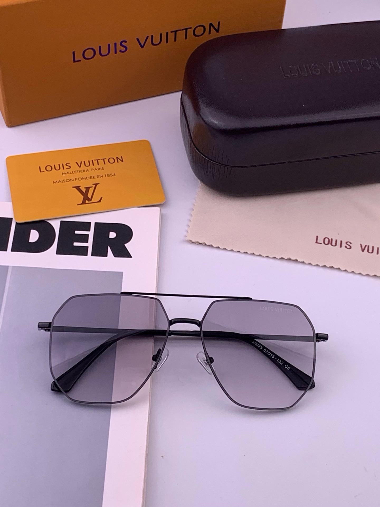 LV 男款炫彩飞行员偏光太阳镜 ❤️材质：高清尼龙加厚卡槽高清偏光镜片 🌹无边框镜架💕颜👍型号：L38902