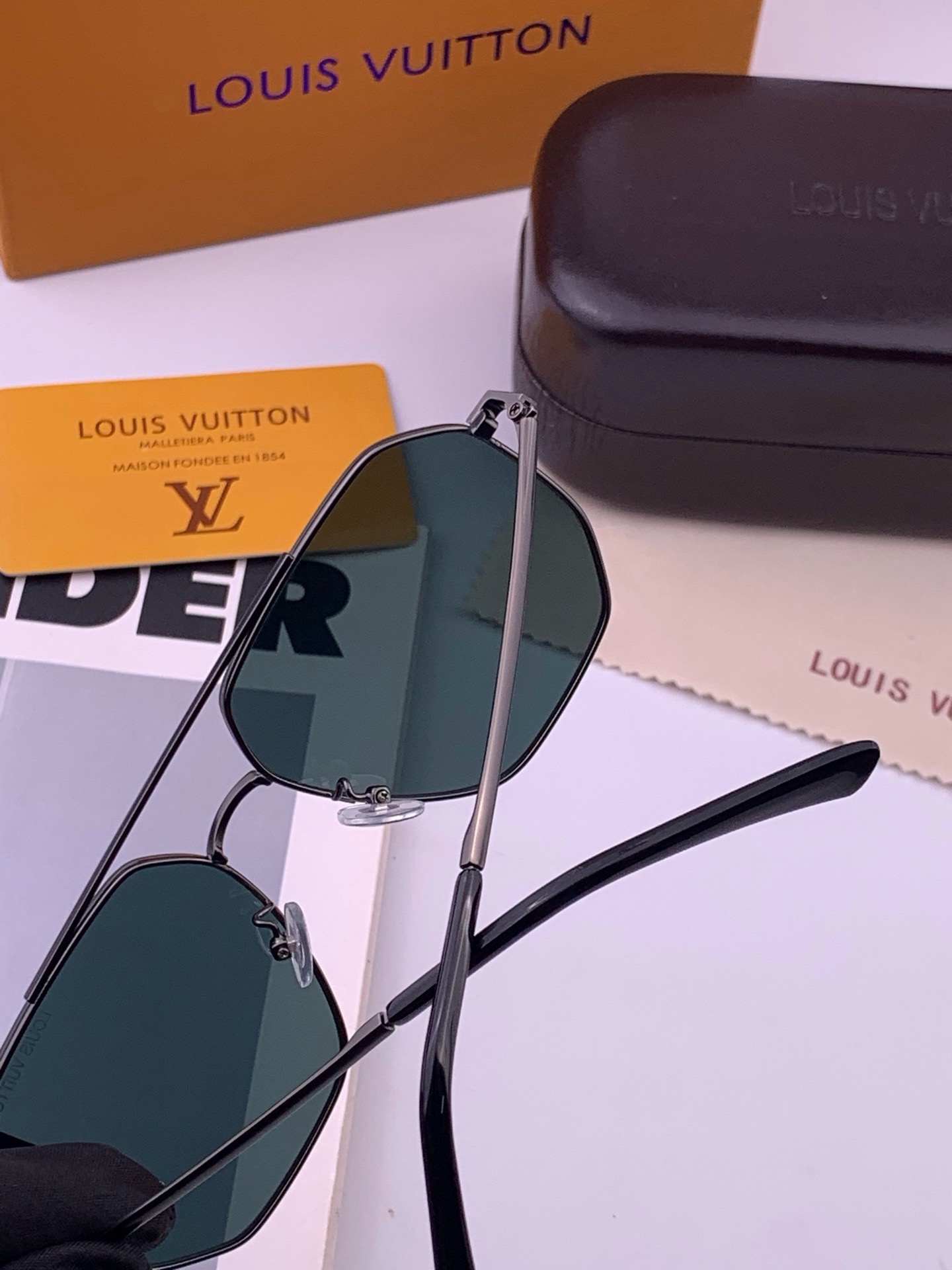 LV 男款炫彩飞行员偏光太阳镜 ❤️材质：高清尼龙加厚卡槽高清偏光镜片 🌹无边框镜架💕颜👍型号：L28903