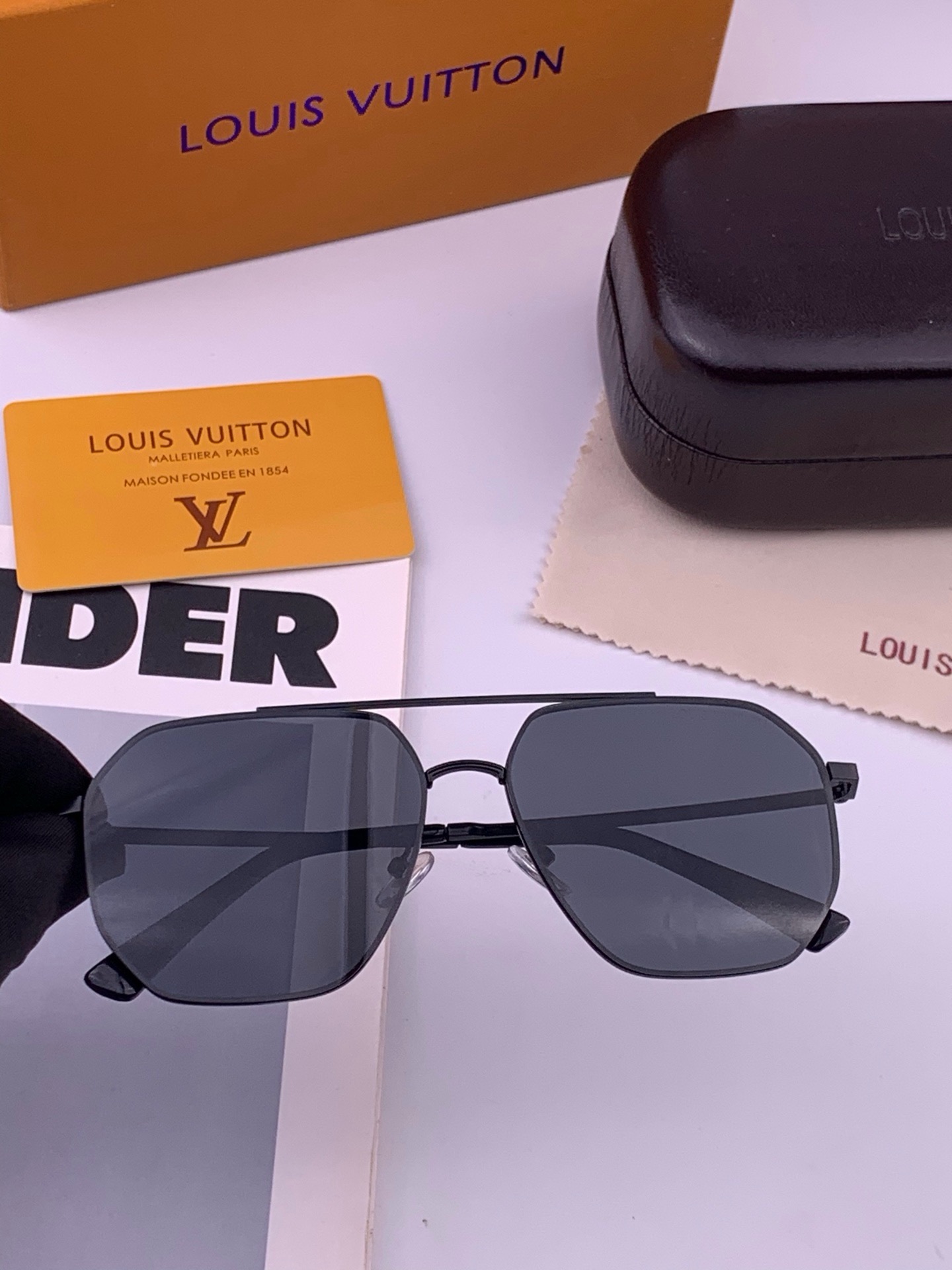 LV 男款炫彩飞行员偏光太阳镜 ❤️材质：高清尼龙加厚卡槽高清偏光镜片 🌹无边框镜架💕颜👍型号：L28903