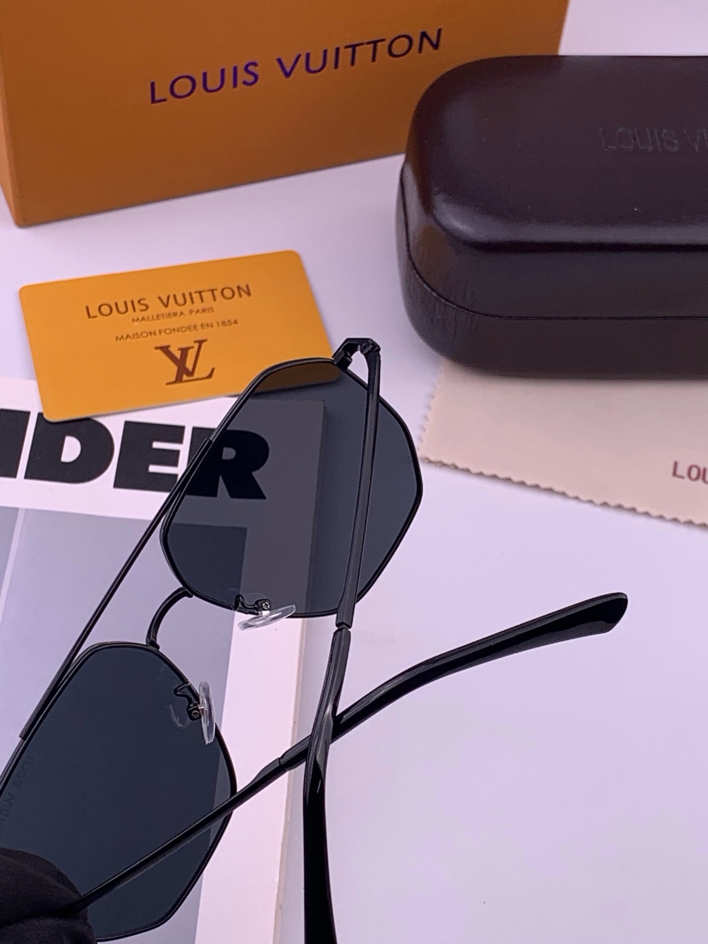 LV 男款炫彩飞行员偏光太阳镜 ❤️材质：高清尼龙加厚卡槽高清偏光镜片 🌹无边框镜架💕颜👍型号：L28903