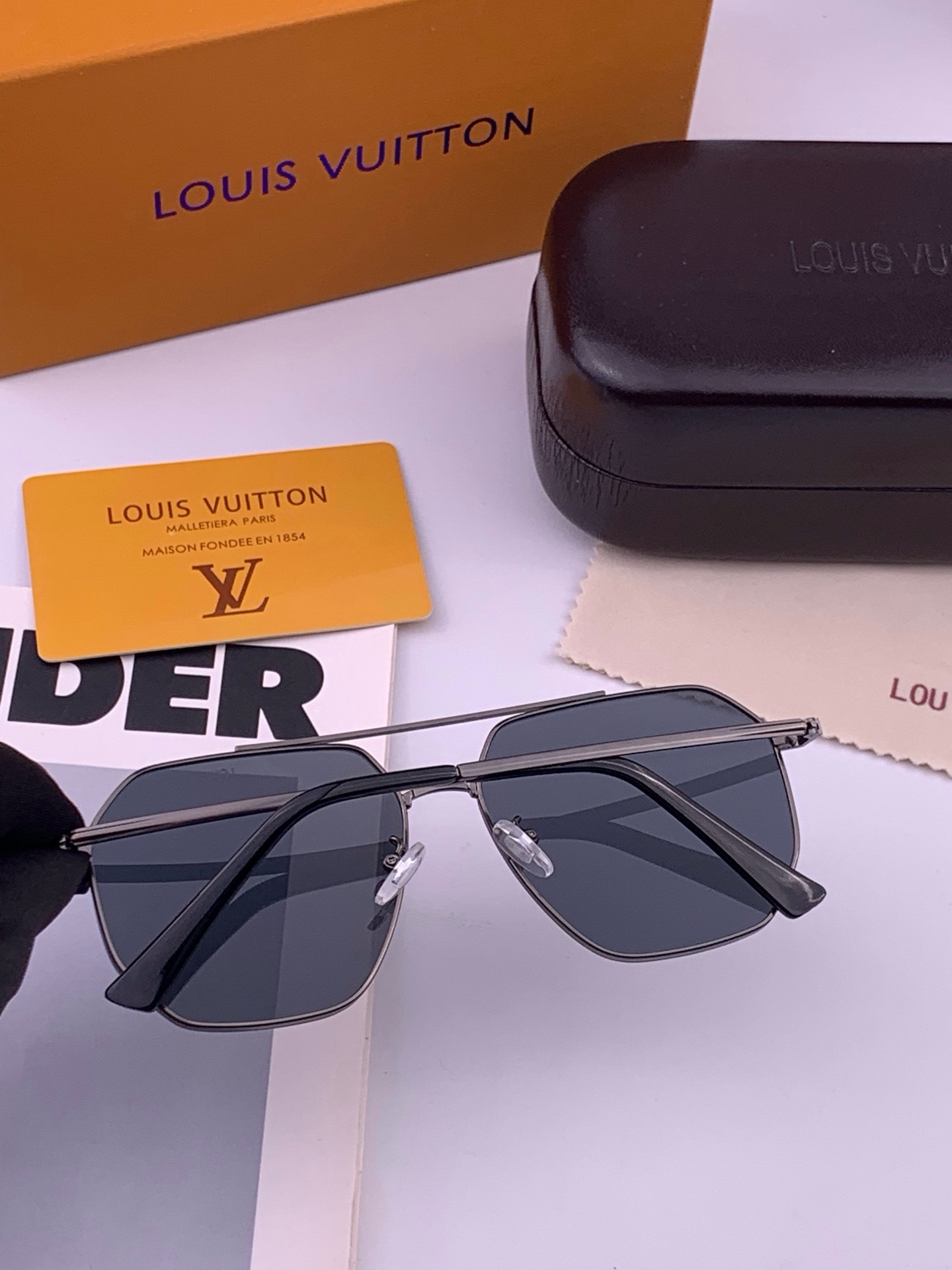 LV 男款炫彩飞行员偏光太阳镜 ❤️材质：高清尼龙加厚卡槽高清偏光镜片 🌹无边框镜架💕颜👍型号：L28903