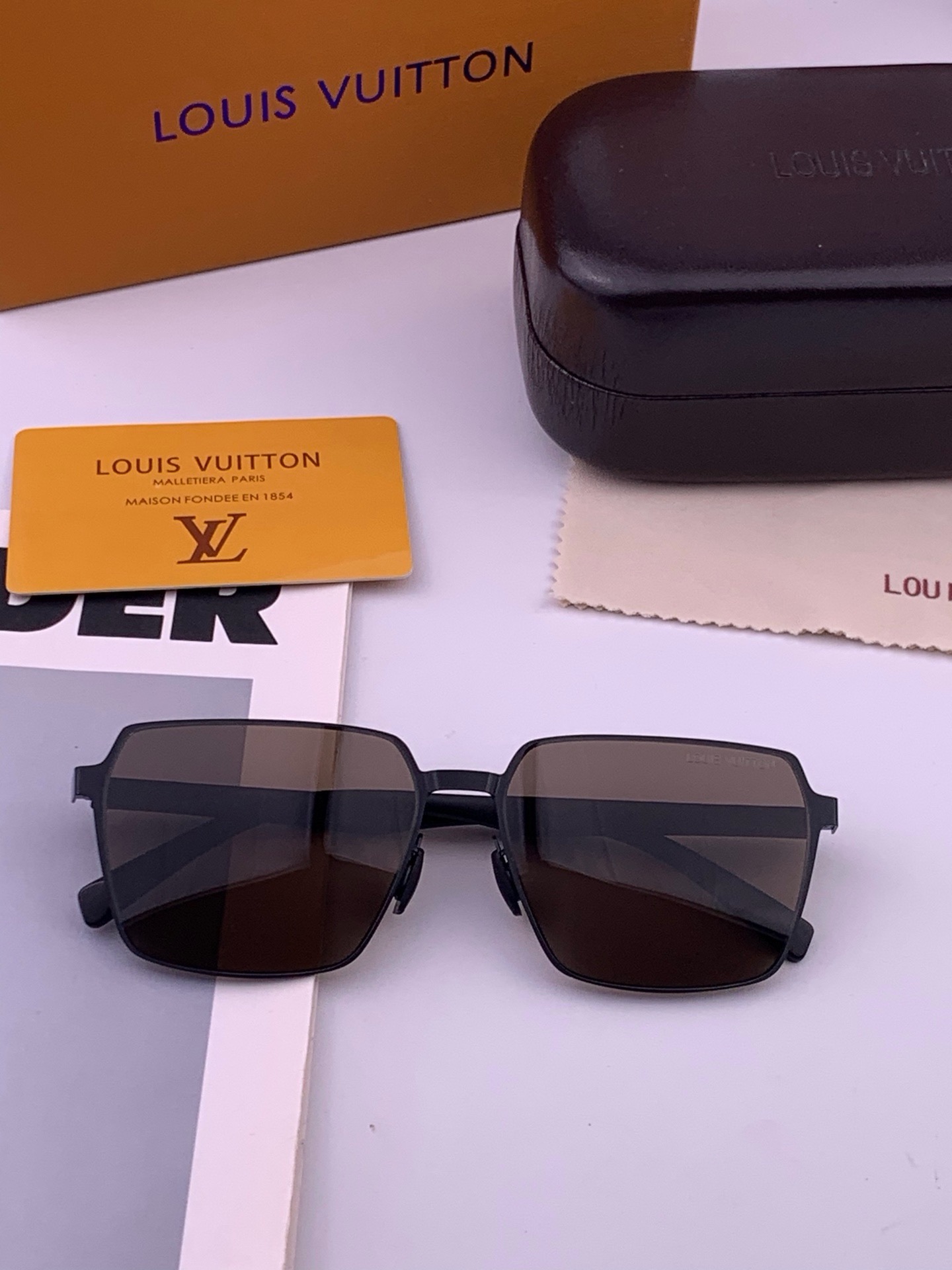 LV 男款炫彩飞行员偏光太阳镜 ❤️材质：高清尼龙加厚卡槽高清偏光镜片 🌹无边框镜架💕颜👍型号：L68903