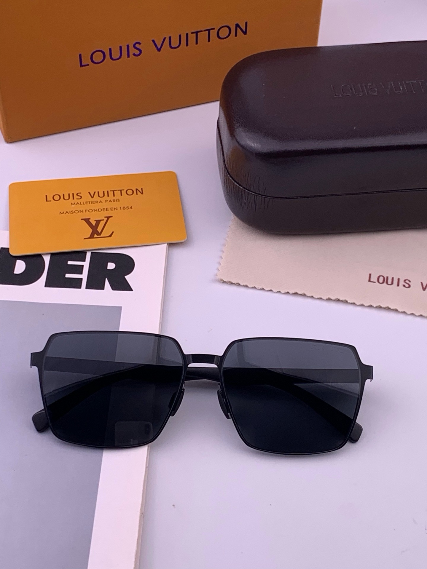 LV 男款炫彩飞行员偏光太阳镜 ❤️材质：高清尼龙加厚卡槽高清偏光镜片 🌹无边框镜架💕颜👍型号：L68903