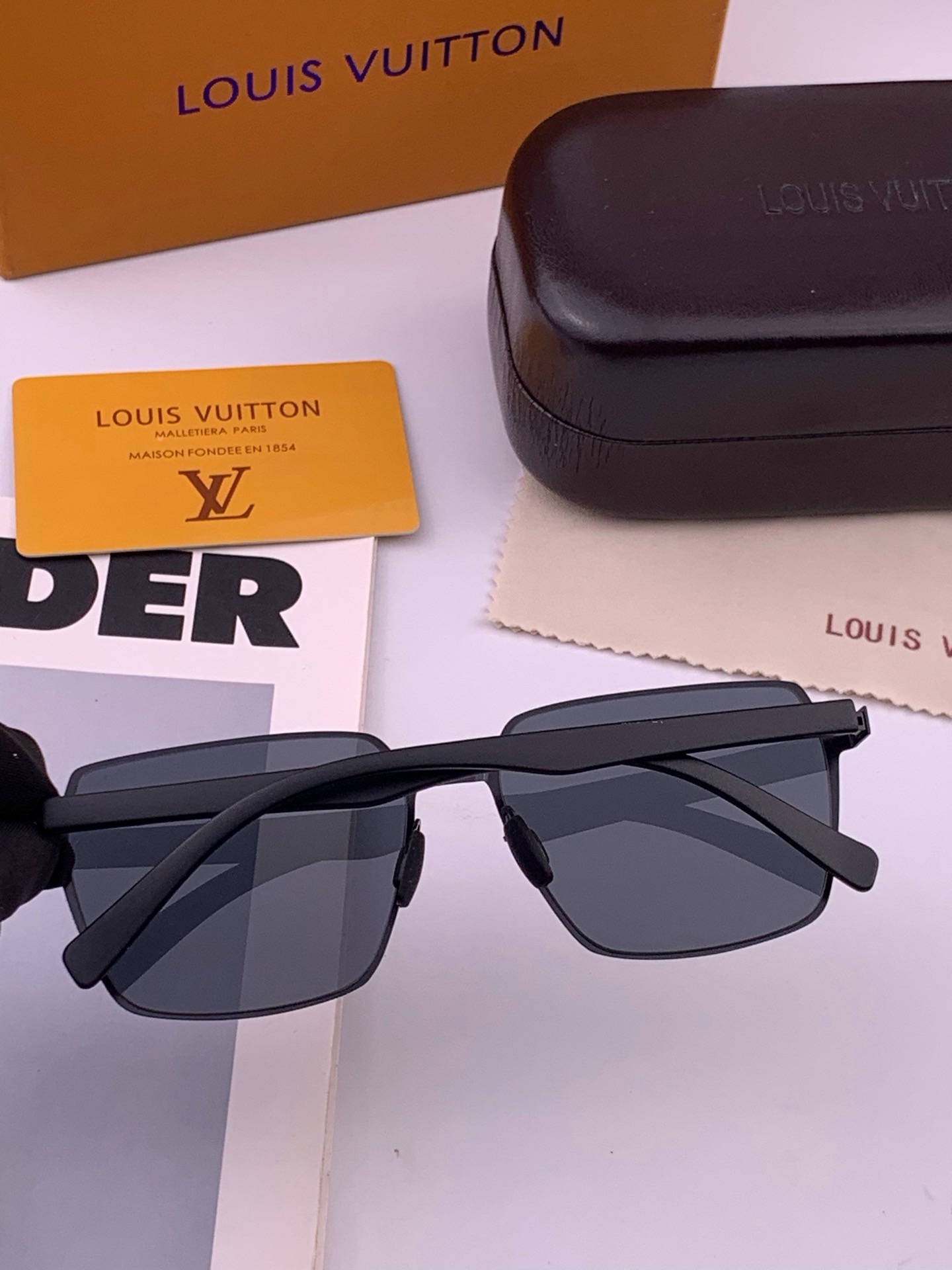 LV 男款炫彩飞行员偏光太阳镜 ❤️材质：高清尼龙加厚卡槽高清偏光镜片 🌹无边框镜架💕颜👍型号：L68903