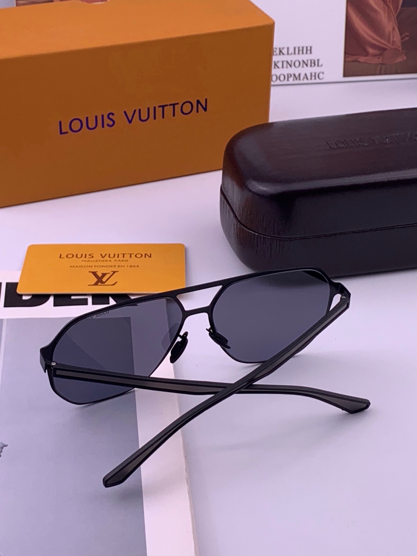 ♦️LV  新款男女情侣款太阳镜多边形墨镜iP电镀永不褪色 超轻超有弹性整幅眼镜无螺丝重要的是压不坏 高清尼龙镜片、精湛