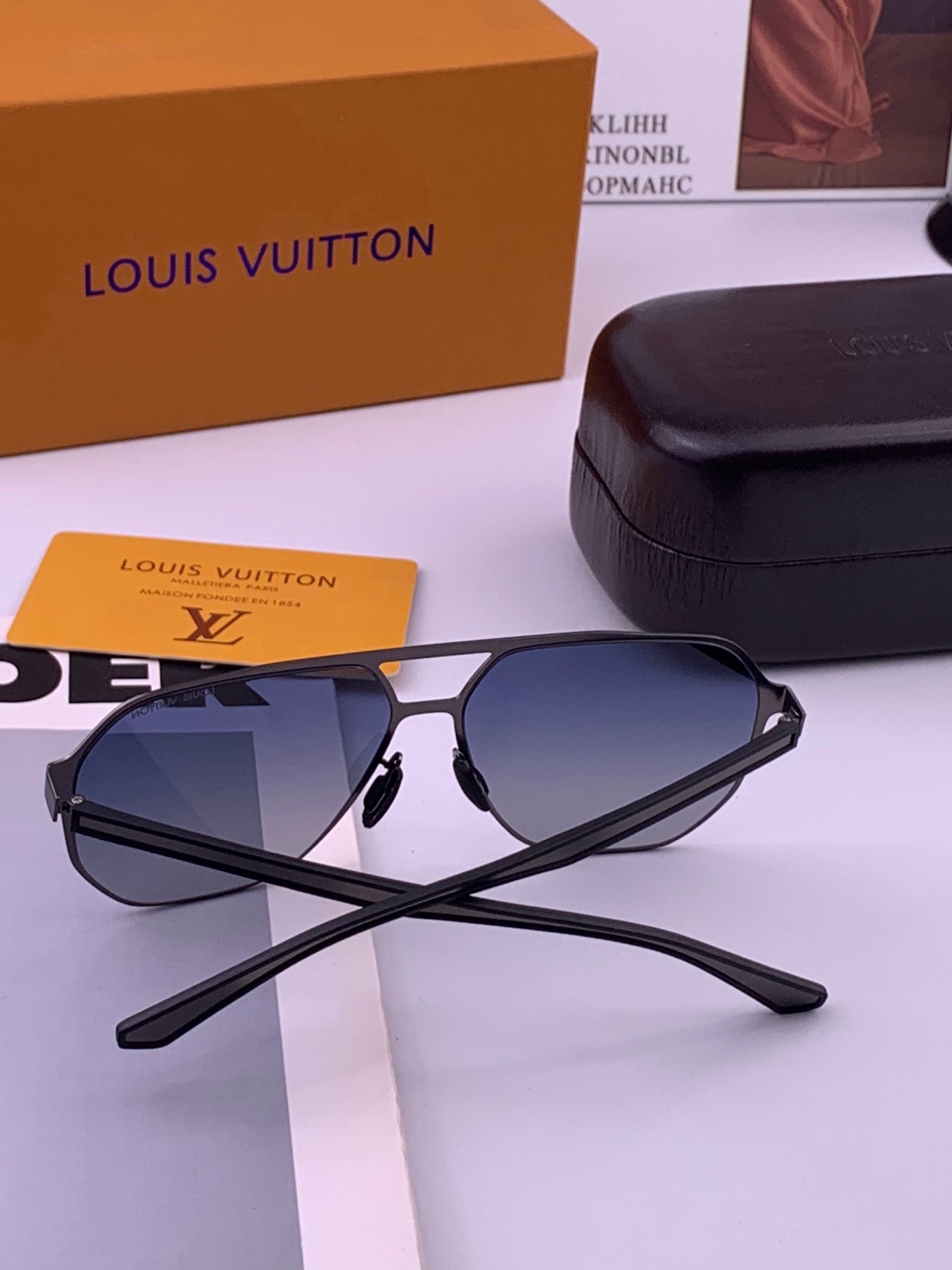 ♦️LV  新款男女情侣款太阳镜多边形墨镜iP电镀永不褪色 超轻超有弹性整幅眼镜无螺丝重要的是压不坏 高清尼龙镜片、精湛