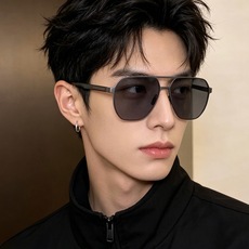 ♦️LV 新款男女情侣款太阳镜多边形墨镜iP电镀永不褪色 超轻超有弹性整幅眼镜无螺丝重要的是压不坏 高清尼龙镜片、精湛 ♦️LV 新款男女情侣款太阳镜多边形墨镜iP电镀永不褪色 超轻超有弹性整幅眼镜无螺丝重要的是压不坏 高清尼龙镜片、精湛