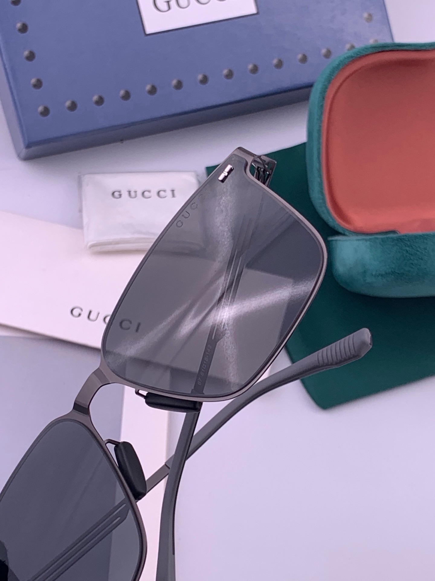 GUCCI 男款炫彩飞行员偏光太阳镜 ❤️材质：高清尼龙加厚卡槽高清偏光镜片 🌹无边框镜架💕颜👍型号：G176