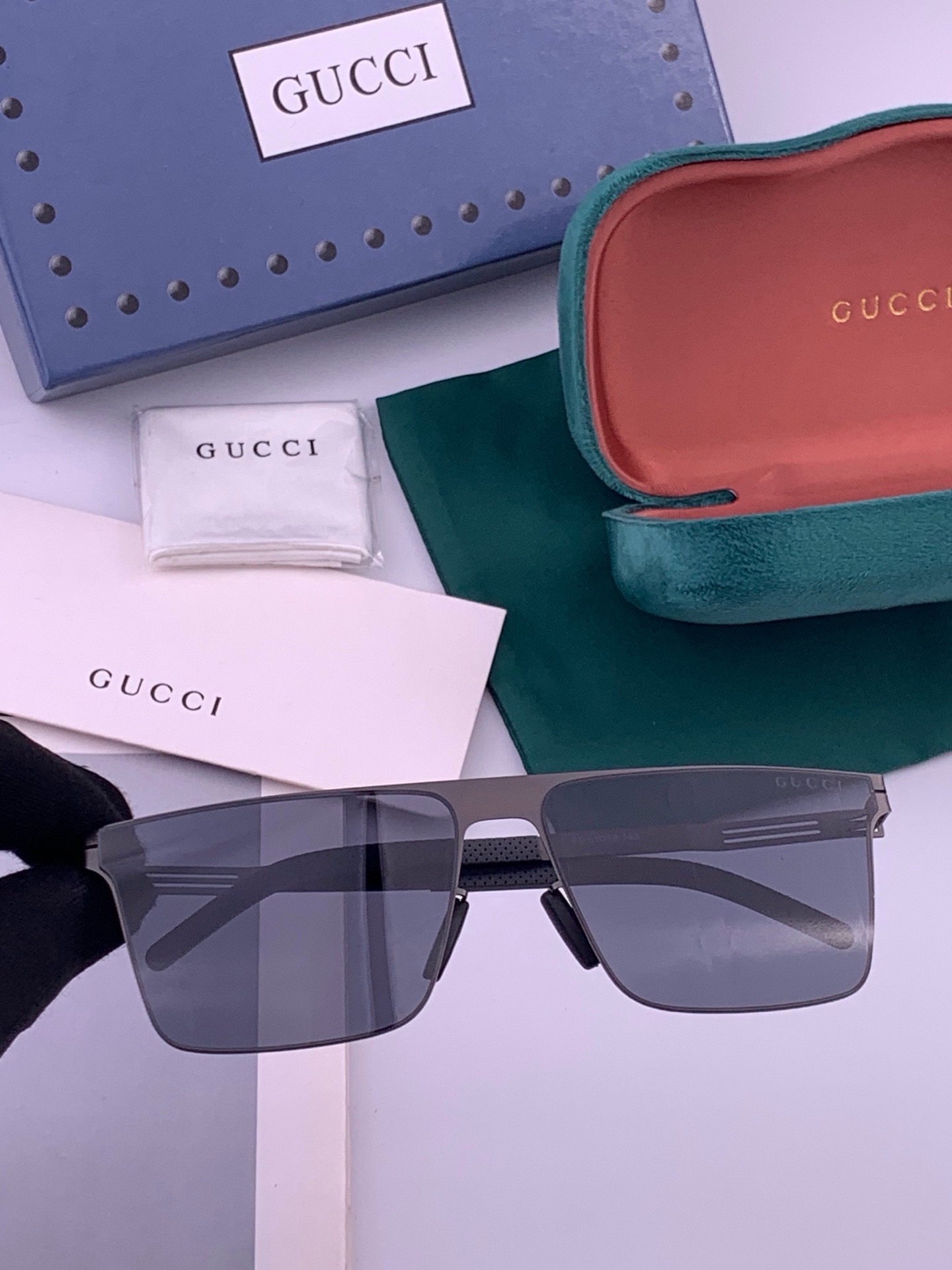 ♦️ GUCCI 新款男女情侣款太阳镜多边形墨镜iP电镀永不褪色 超轻超有弹性整幅眼镜无螺丝重要的是压不坏 高清尼龙镜片