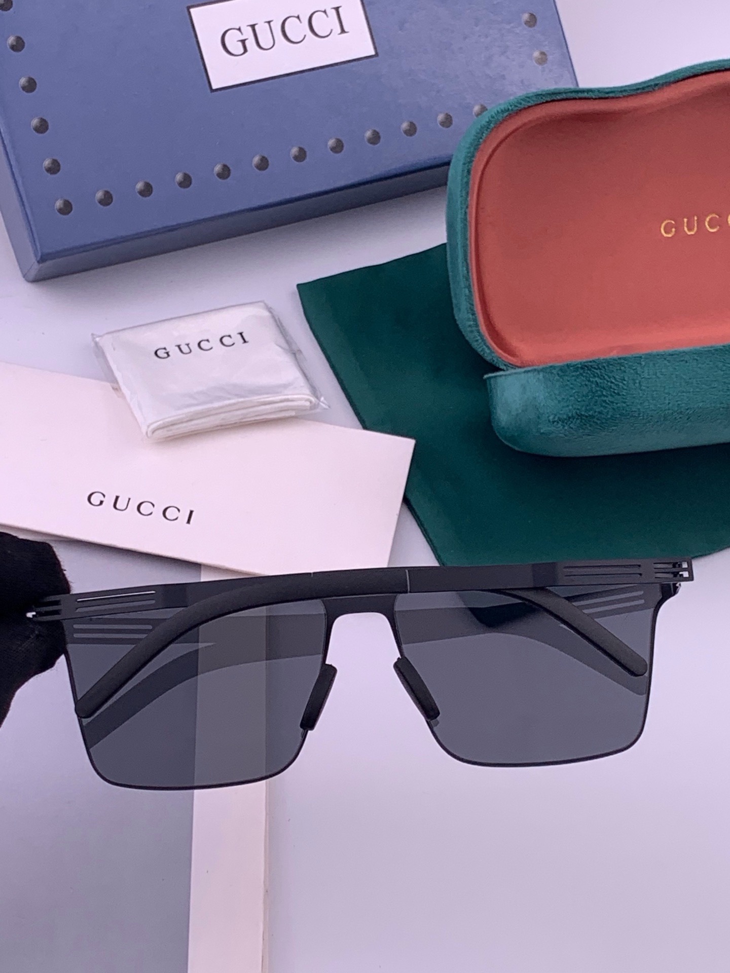 ♦️ GUCCI 新款男女情侣款太阳镜多边形墨镜iP电镀永不褪色 超轻超有弹性整幅眼镜无螺丝重要的是压不坏 高清尼龙镜片