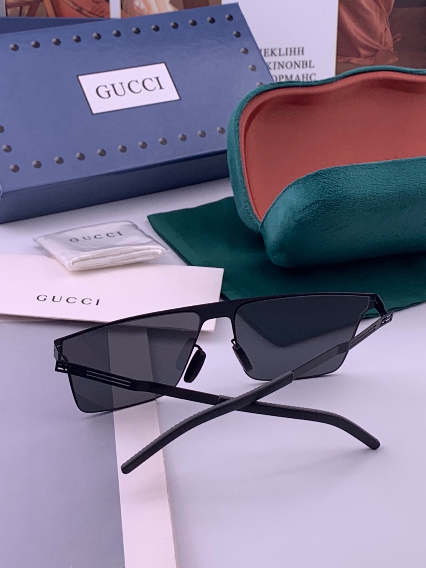 ♦️ GUCCI 新款男女情侣款太阳镜多边形墨镜iP电镀永不褪色 超轻超有弹性整幅眼镜无螺丝重要的是压不坏 高清尼龙镜片