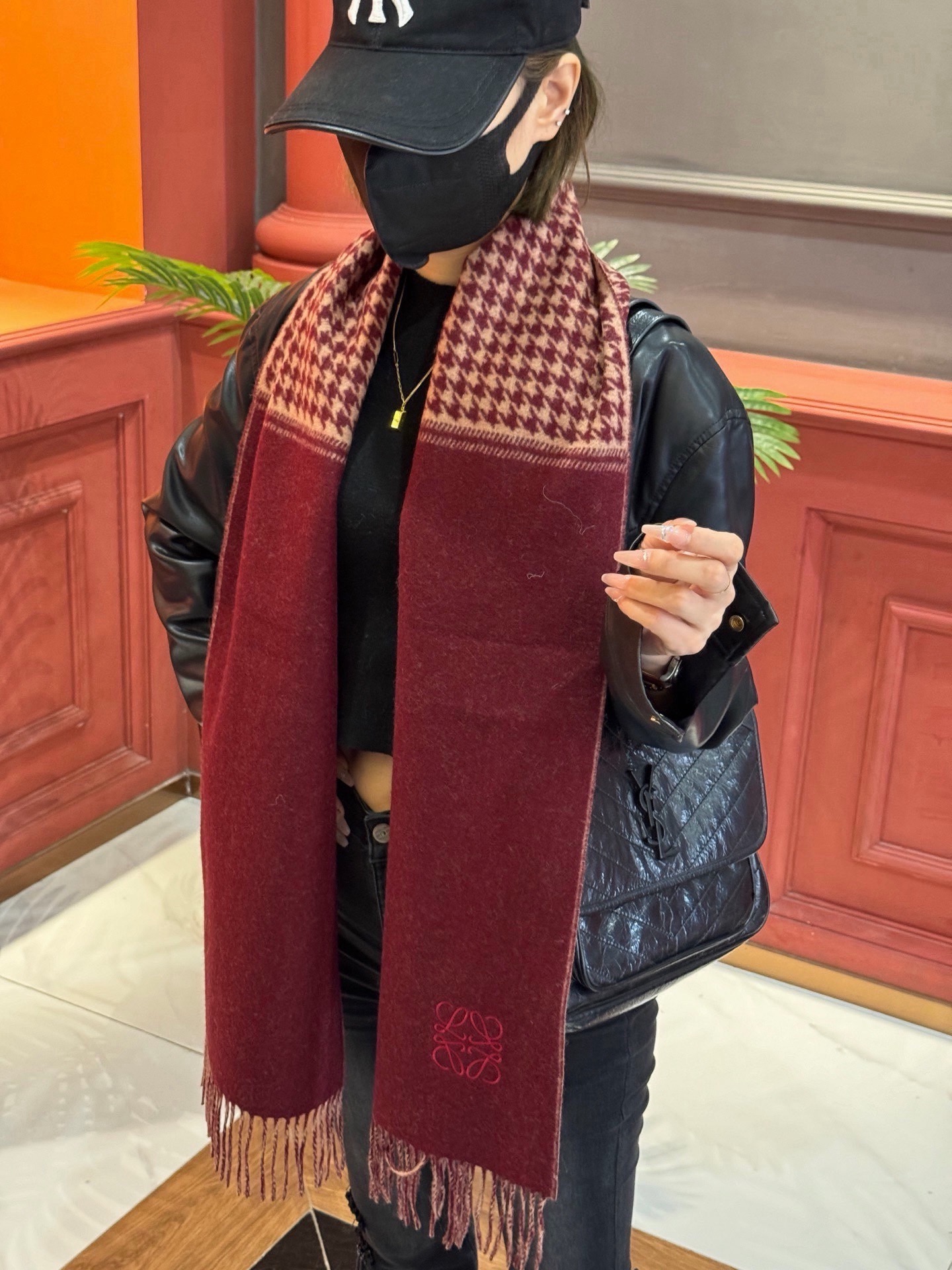 罗意威👍巴黎时装展商务男士女士通用双面羊绒披肩🔥代工厂臻选上乘的超细羊绒纤维 进行纯手工精梳处理 耗时耗力 再以清泉水浸