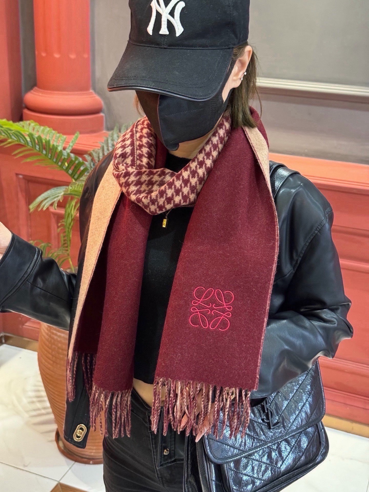 罗意威👍巴黎时装展商务男士女士通用双面羊绒披肩🔥代工厂臻选上乘的超细羊绒纤维 进行纯手工精梳处理 耗时耗力 再以清泉水浸