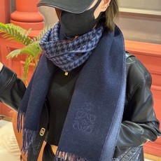 罗意威👍巴黎时装展商务男士女士通用双面羊绒披肩🔥代工厂臻选上乘的超细羊绒纤维 进行纯手工精梳处理 耗时耗力 再以清泉水浸 罗意威👍巴黎时装展商务男士女士通用双面羊绒披肩🔥代工厂臻选上乘的超细羊绒纤维 进行纯手工精梳处理 耗时耗力 再以清泉水浸