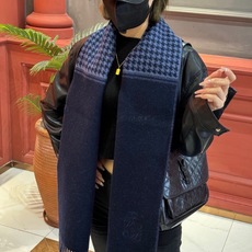 罗意威👍巴黎时装展商务男士女士通用双面羊绒披肩🔥代工厂臻选上乘的超细羊绒纤维 进行纯手工精梳处理 耗时耗力 再以清泉水浸 罗意威👍巴黎时装展商务男士女士通用双面羊绒披肩🔥代工厂臻选上乘的超细羊绒纤维 进行纯手工精梳处理 耗时耗力 再以清泉水浸