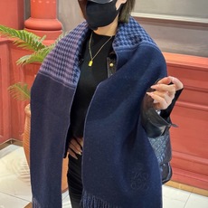 罗意威👍巴黎时装展商务男士女士通用双面羊绒披肩🔥代工厂臻选上乘的超细羊绒纤维 进行纯手工精梳处理 耗时耗力 再以清泉水浸 罗意威👍巴黎时装展商务男士女士通用双面羊绒披肩🔥代工厂臻选上乘的超细羊绒纤维 进行纯手工精梳处理 耗时耗力 再以清泉水浸
