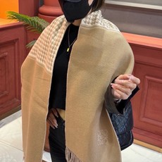 罗意威👍巴黎时装展商务男士女士通用双面羊绒披肩🔥代工厂臻选上乘的超细羊绒纤维 进行纯手工精梳处理 耗时耗力 再以清泉水浸 罗意威👍巴黎时装展商务男士女士通用双面羊绒披肩🔥代工厂臻选上乘的超细羊绒纤维 进行纯手工精梳处理 耗时耗力 再以清泉水浸