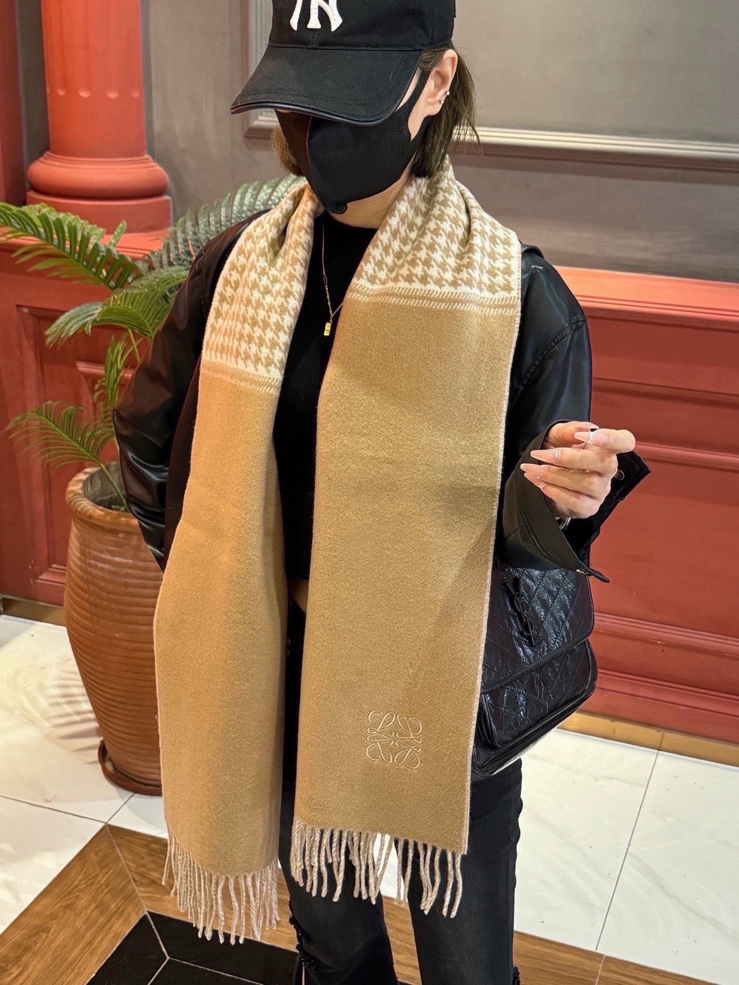 罗意威👍巴黎时装展商务男士女士通用双面羊绒披肩🔥代工厂臻选上乘的超细羊绒纤维 进行纯手工精梳处理 耗时耗力 再以清泉水浸