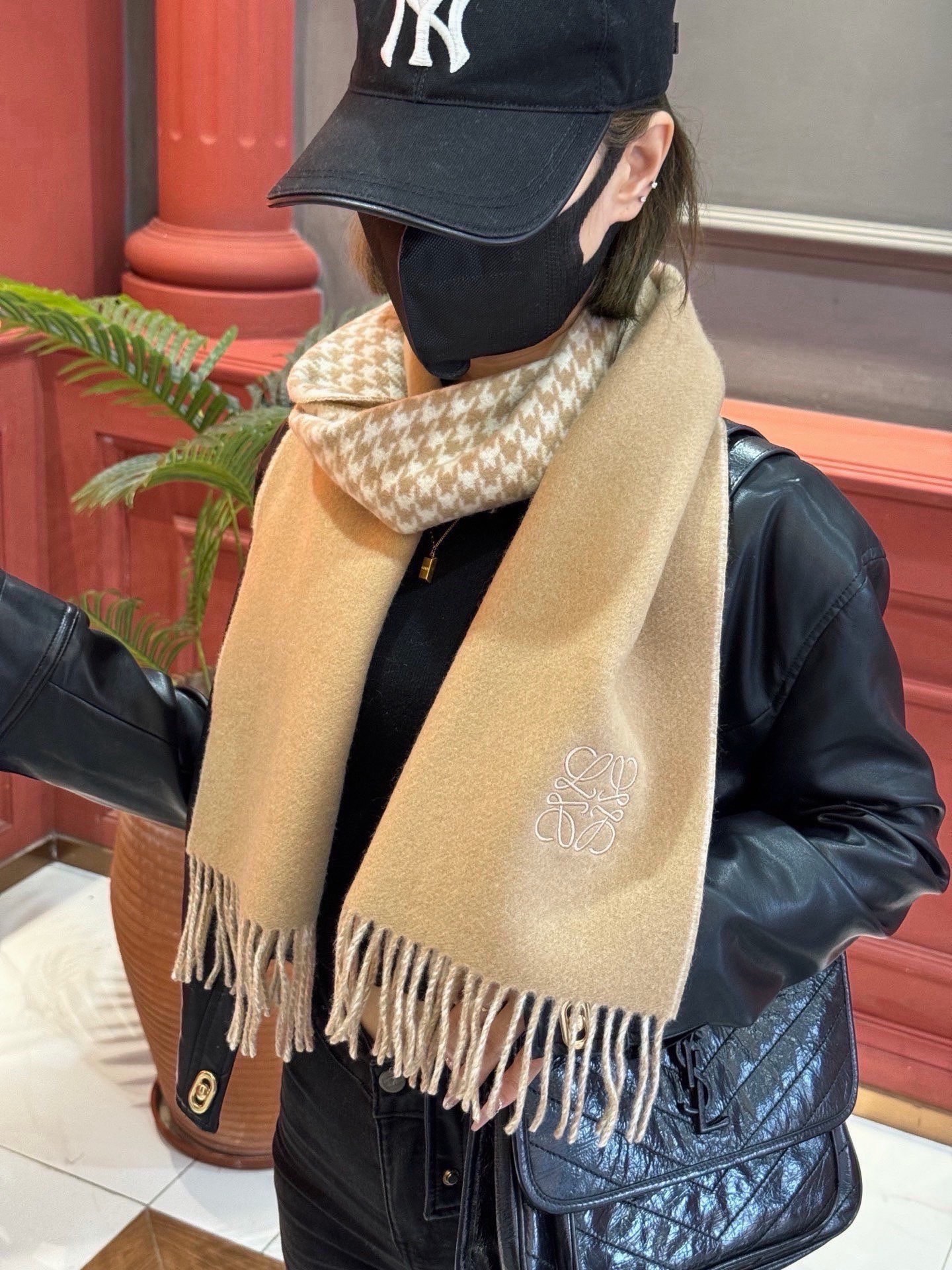罗意威👍巴黎时装展商务男士女士通用双面羊绒披肩🔥代工厂臻选上乘的超细羊绒纤维 进行纯手工精梳处理 耗时耗力 再以清泉水浸