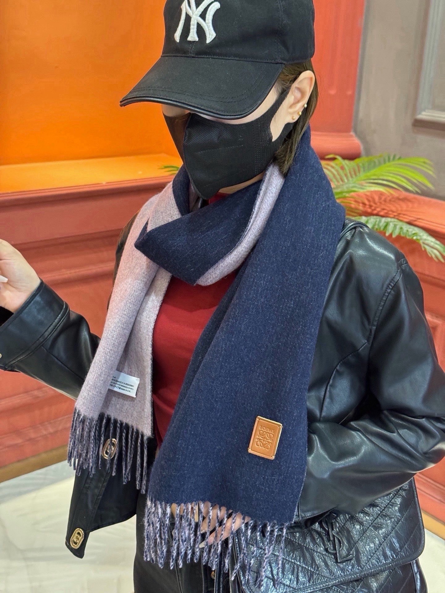 ✨✨太美了😍罗意威 情侣款 美到要尖叫😱专柜最新款🎊英伦欧美范儿 又是一款即时尚又实用的大围巾&长巾，🎆撞色的颜色搭配很