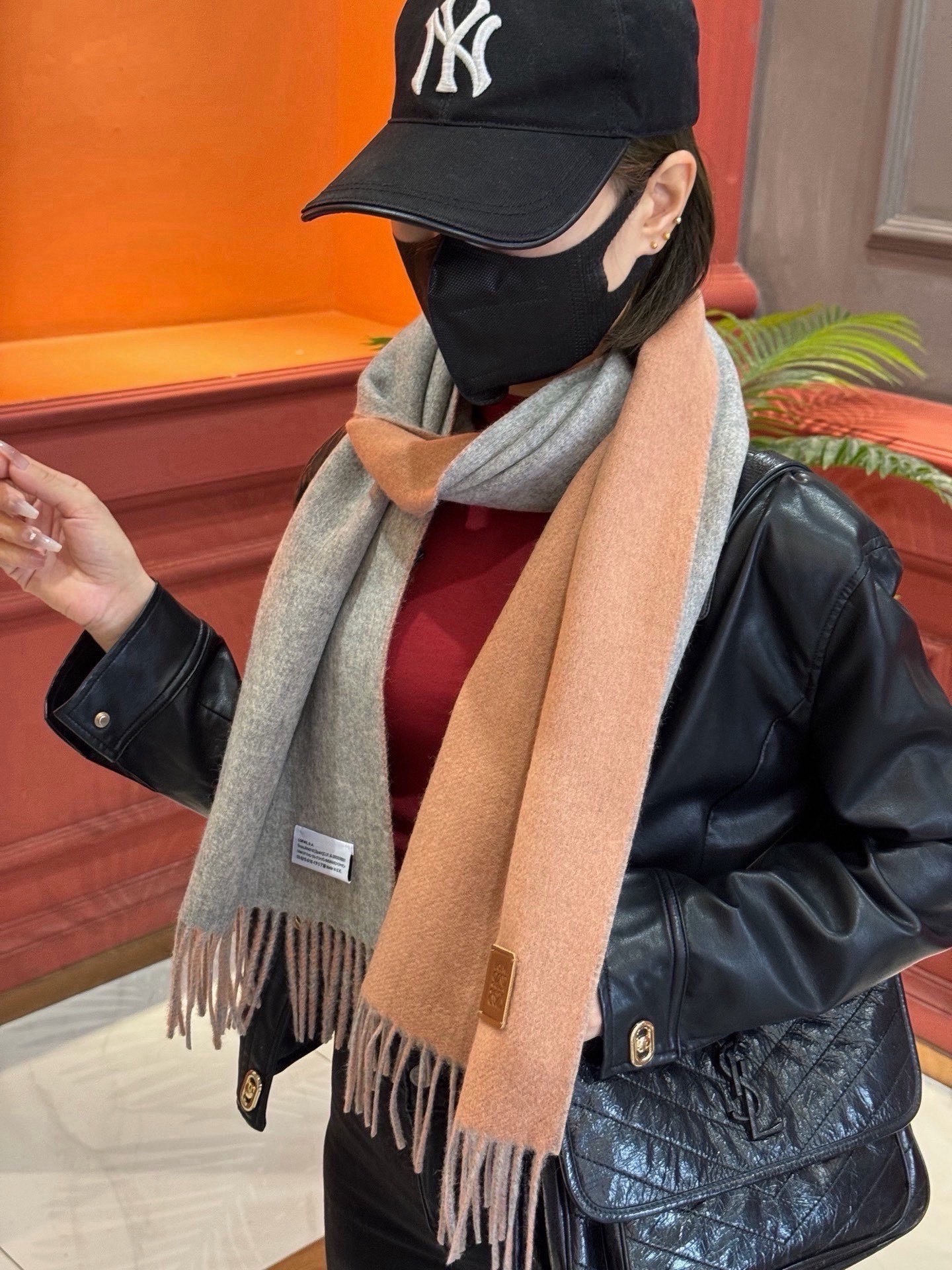 ✨✨太美了😍罗意威 情侣款 美到要尖叫😱专柜最新款🎊英伦欧美范儿 又是一款即时尚又实用的大围巾&长巾，🎆撞色的颜色搭配很