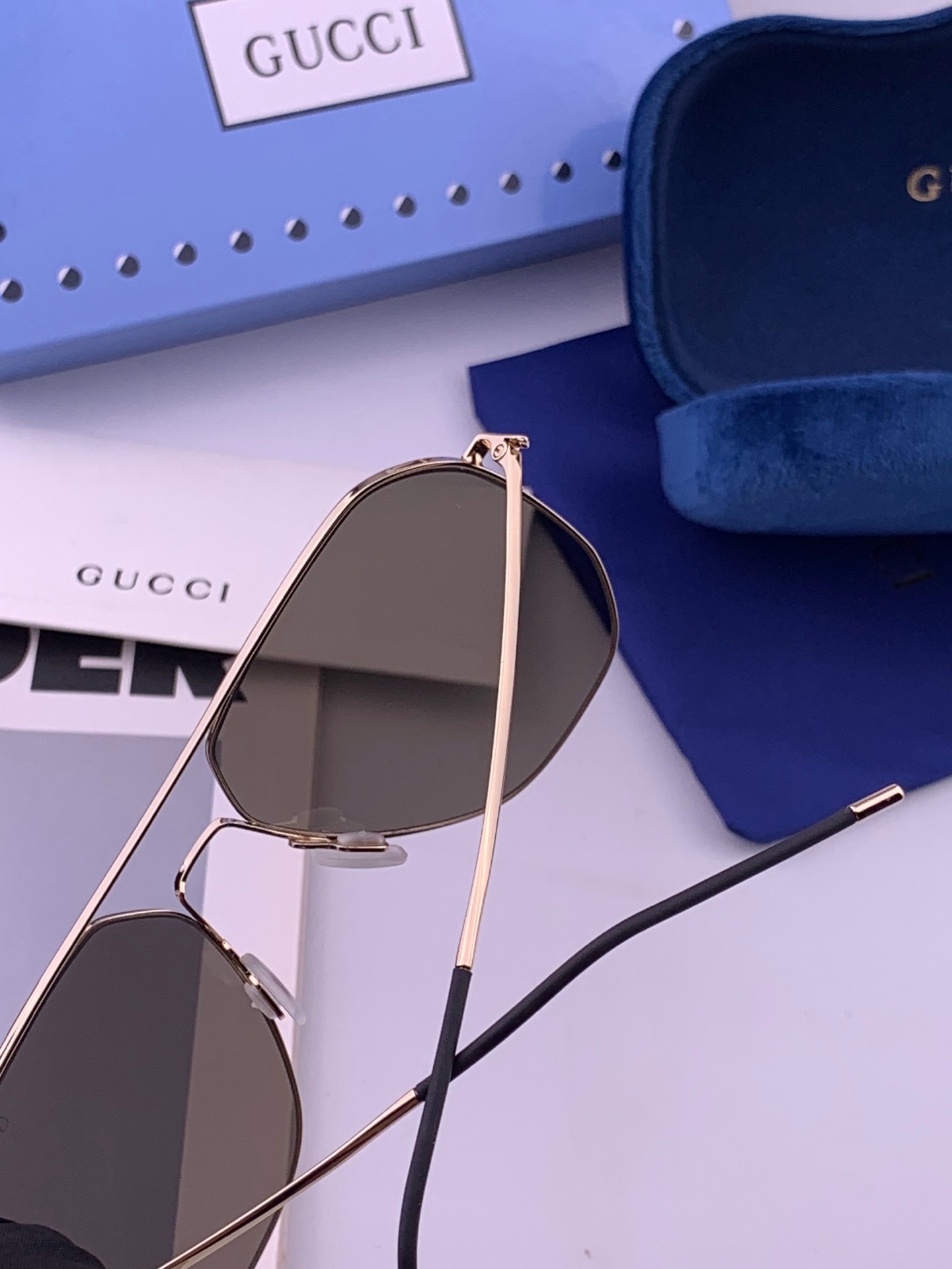 🆕         GUCCI 男款炫彩飞行员偏光太阳镜 ❤️材质：高清尼龙加厚卡槽高清偏光镜片 🌹无边框镜架💕颜👍型号