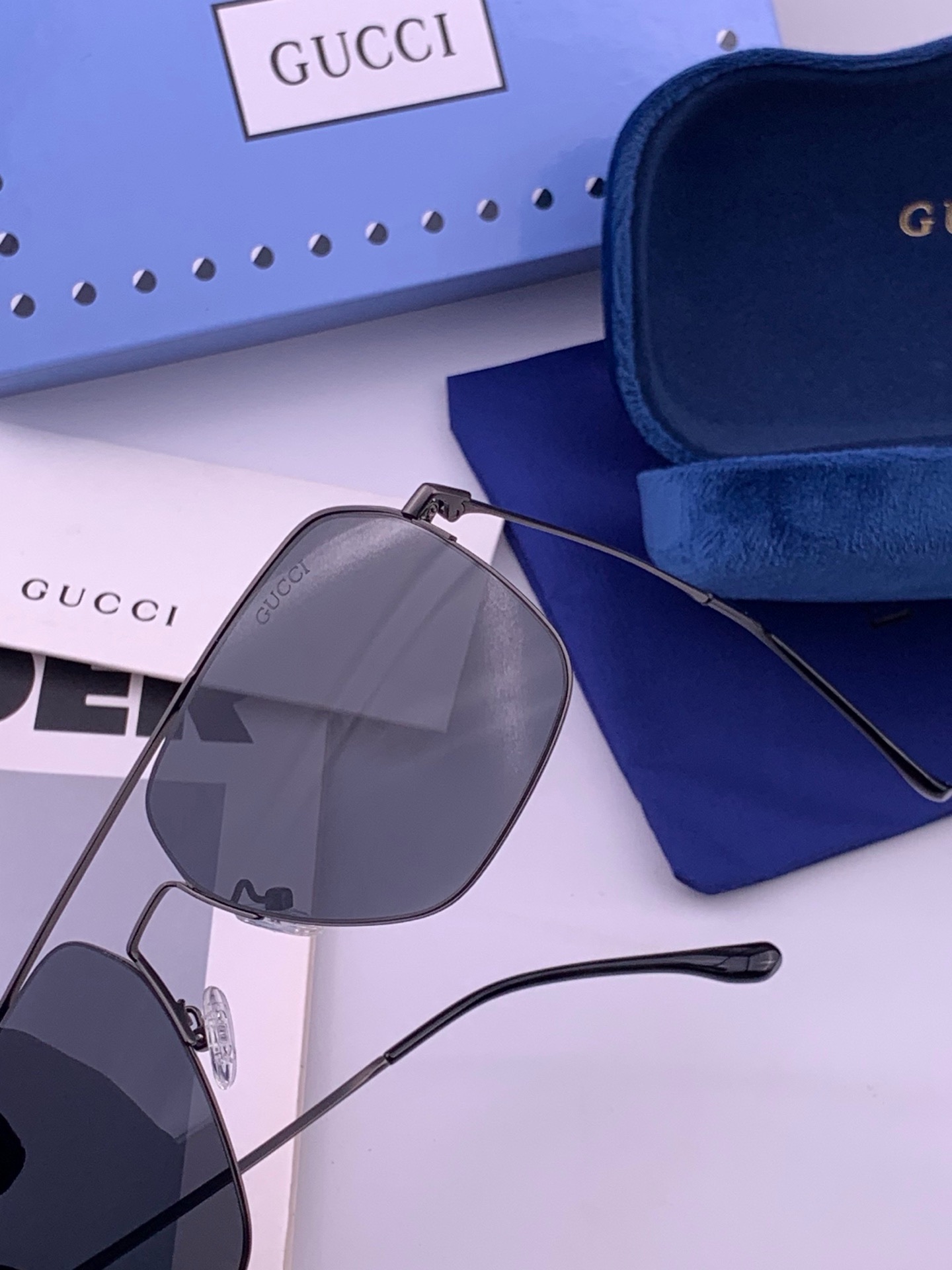 🆕        GUCCI 男款炫彩飞行员偏光太阳镜 ❤️材质：高清尼龙加厚卡槽高清偏光镜片 🌹无边框镜架💕颜👍型号：