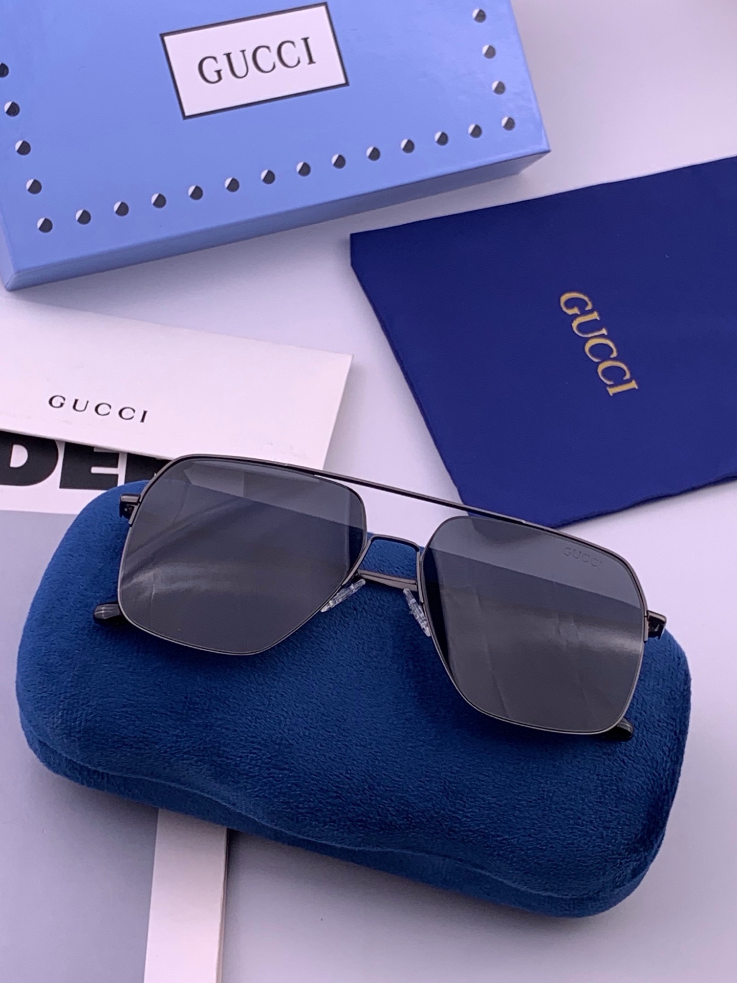 🆕        GUCCI 男款炫彩飞行员偏光太阳镜 ❤️材质：高清尼龙加厚卡槽高清偏光镜片 🌹无边框镜架💕颜👍型号：