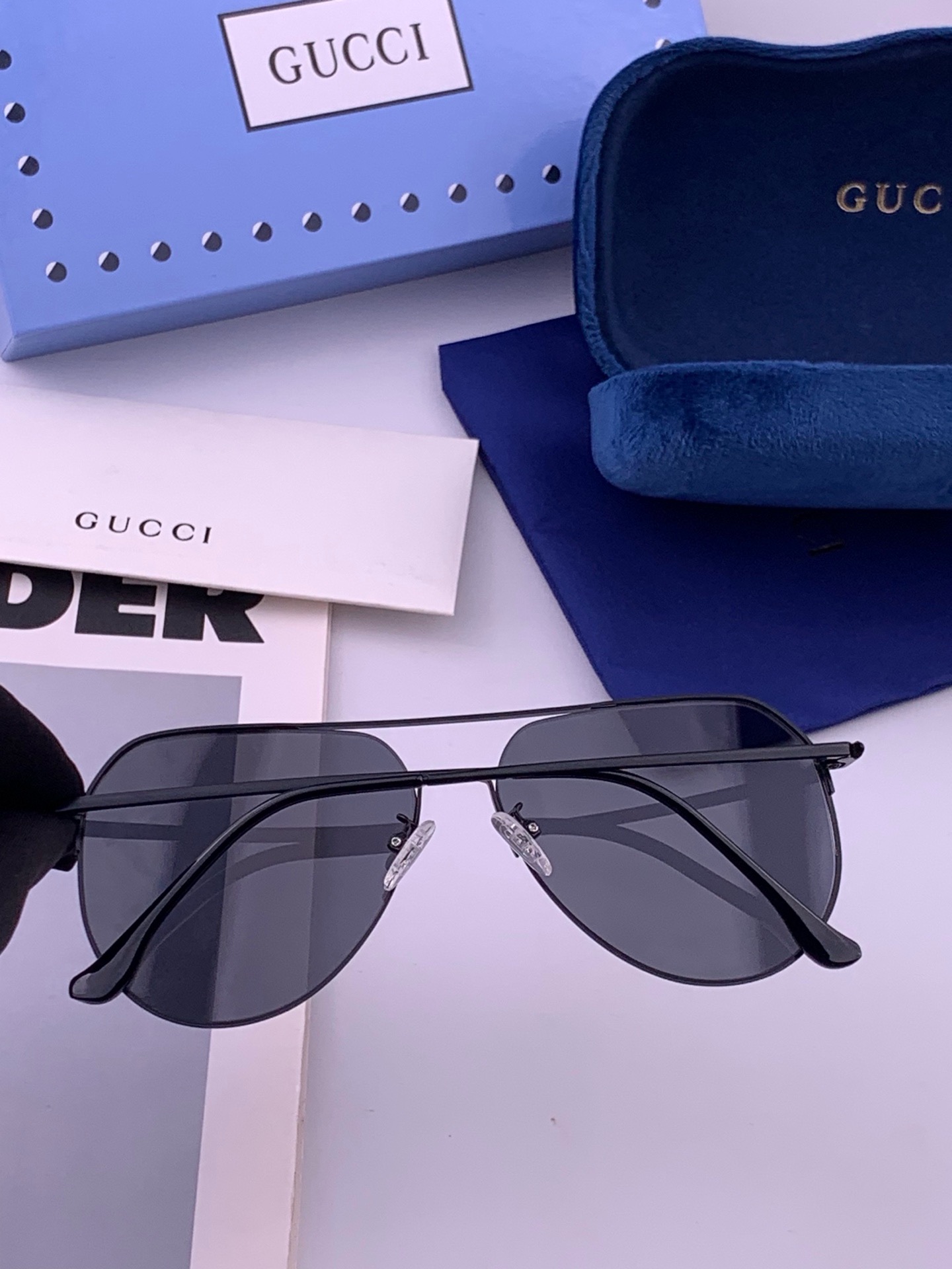 🆕         GUCCI 男款炫彩飞行员偏光太阳镜 ❤️材质：高清尼龙加厚卡槽高清偏光镜片 🌹无边框镜架💕颜👍型号