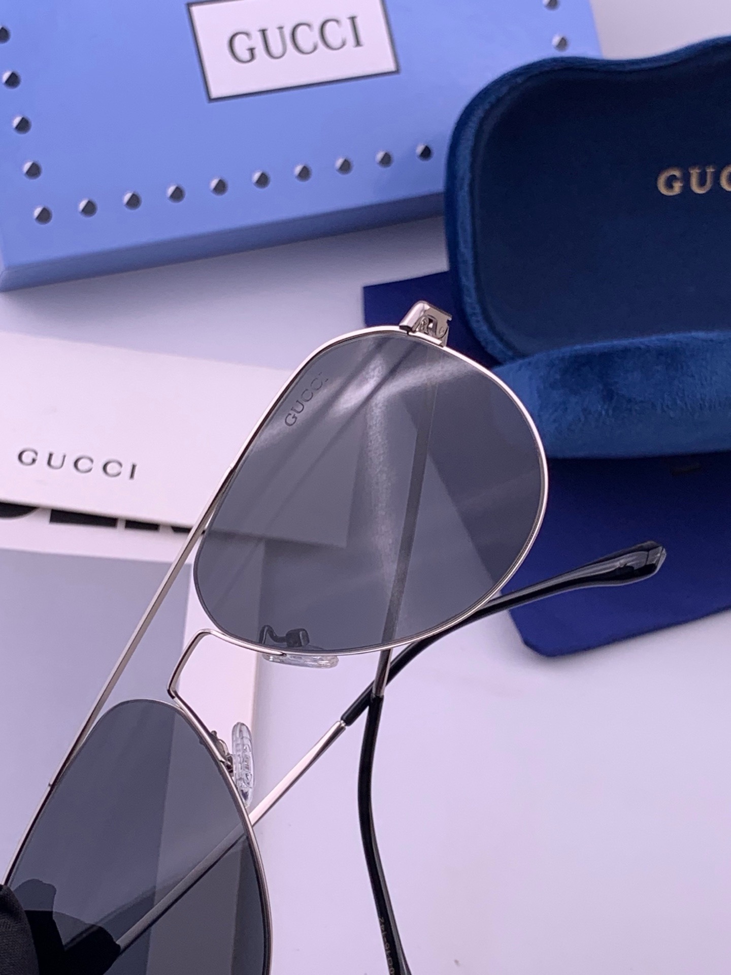 🆕         GUCCI 男款炫彩飞行员偏光太阳镜 ❤️材质：高清尼龙加厚卡槽高清偏光镜片 🌹无边框镜架💕颜👍型号