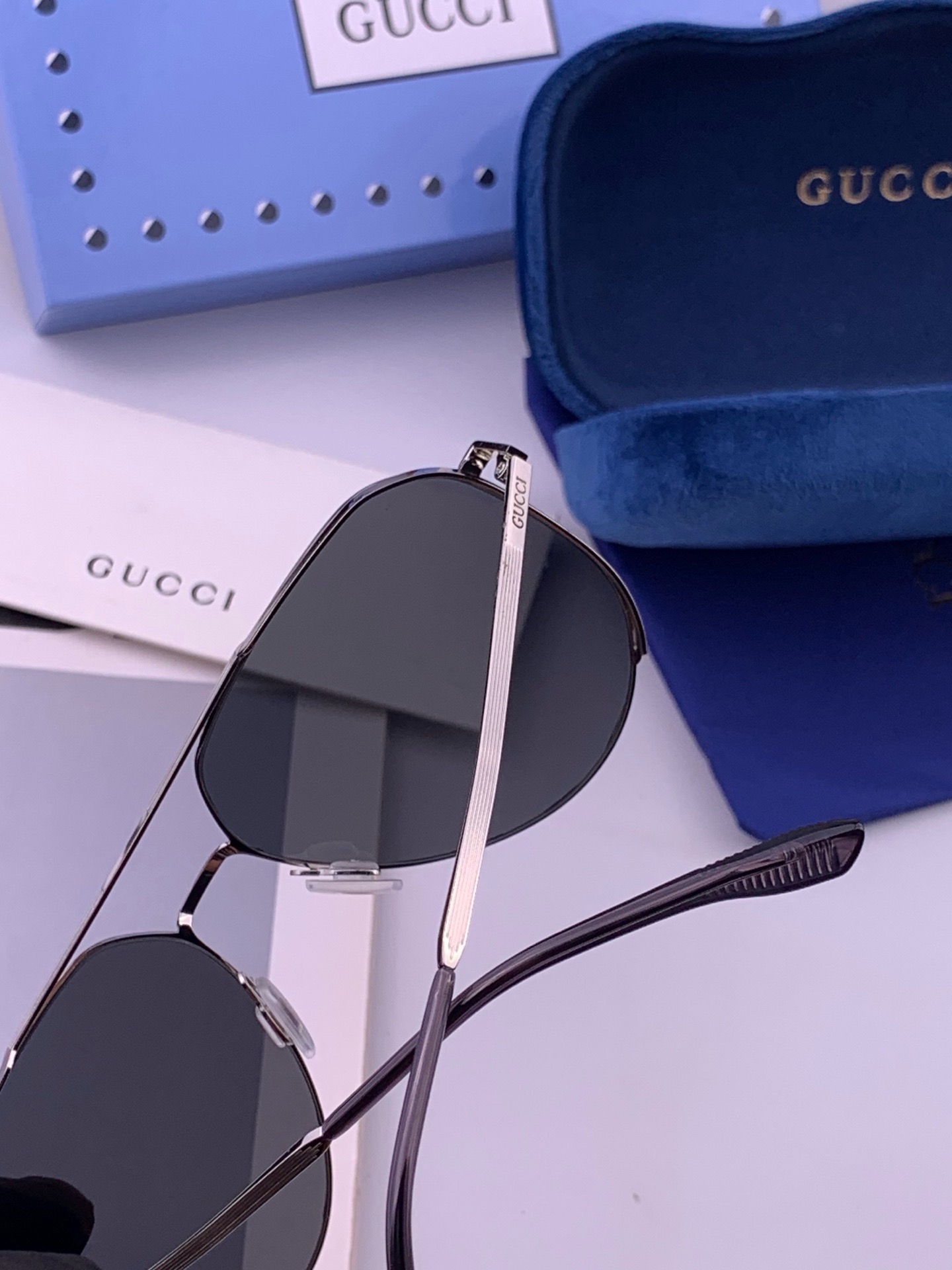 🆕         GUCCI 男款炫彩飞行员偏光太阳镜 ❤️材质：高清尼龙加厚卡槽高清偏光镜片 🌹无边框镜架💕颜👍型号