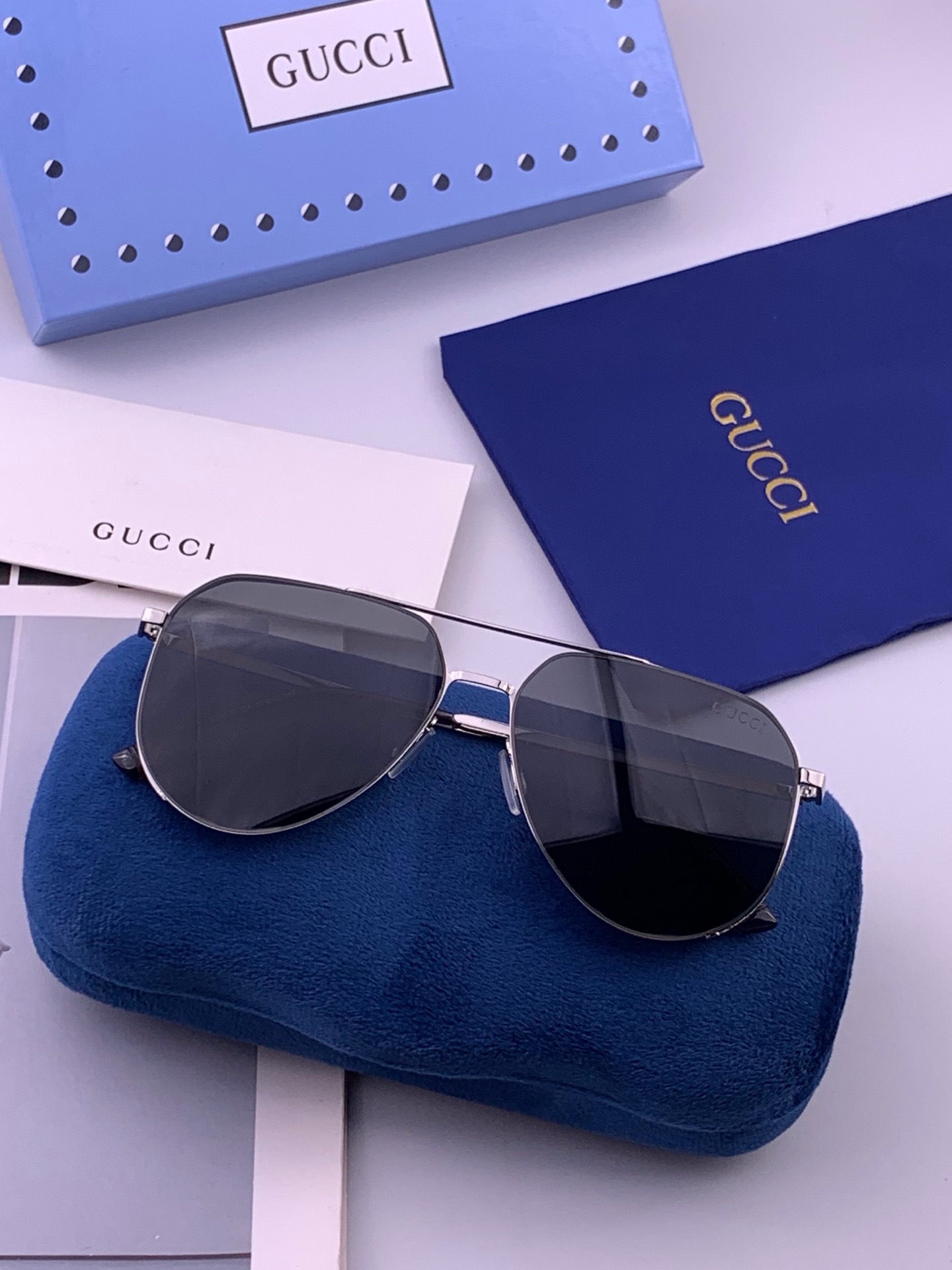 🆕         GUCCI 男款炫彩飞行员偏光太阳镜 ❤️材质：高清尼龙加厚卡槽高清偏光镜片 🌹无边框镜架💕颜👍型号