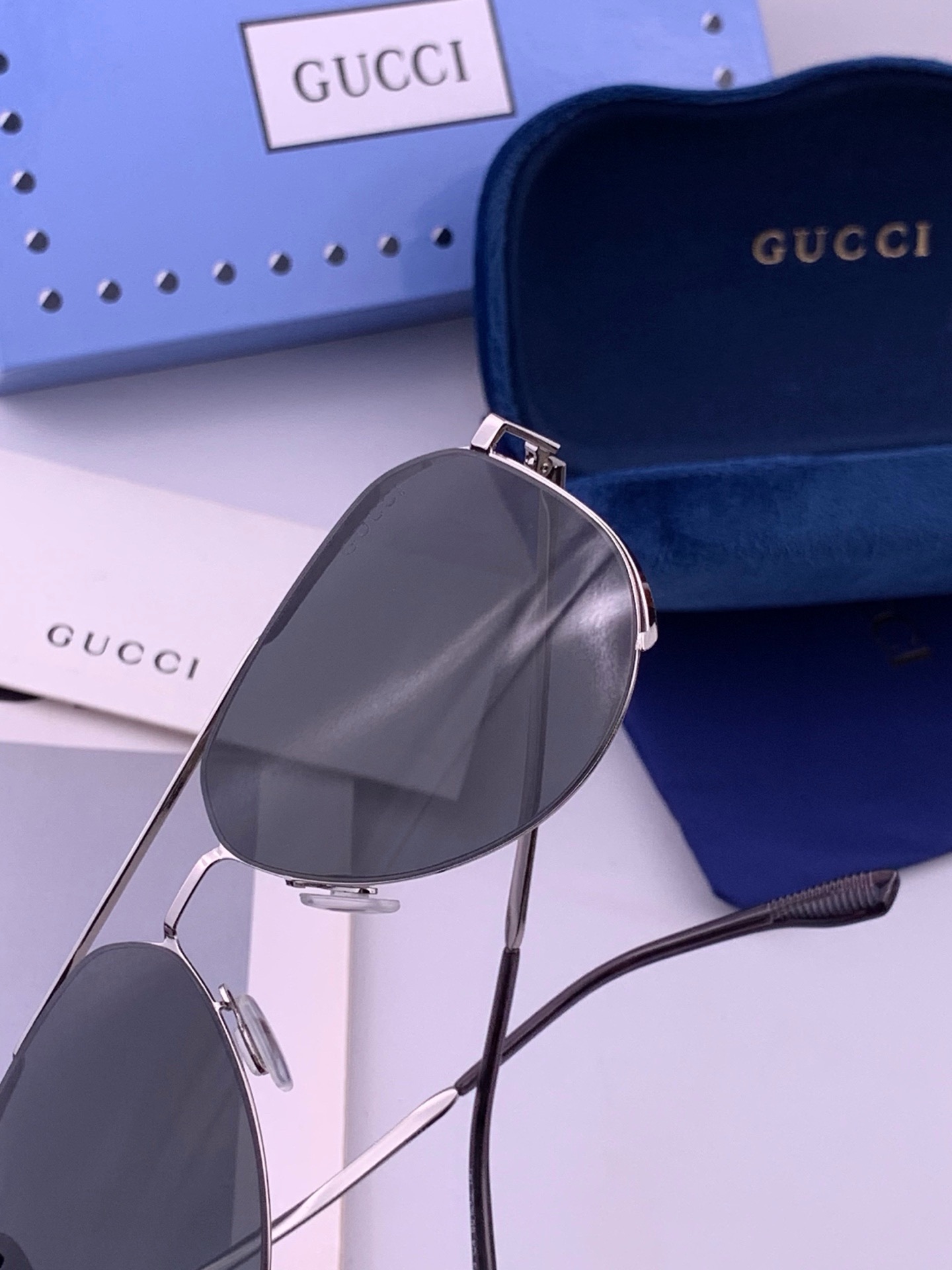 🆕         GUCCI 男款炫彩飞行员偏光太阳镜 ❤️材质：高清尼龙加厚卡槽高清偏光镜片 🌹无边框镜架💕颜👍型号