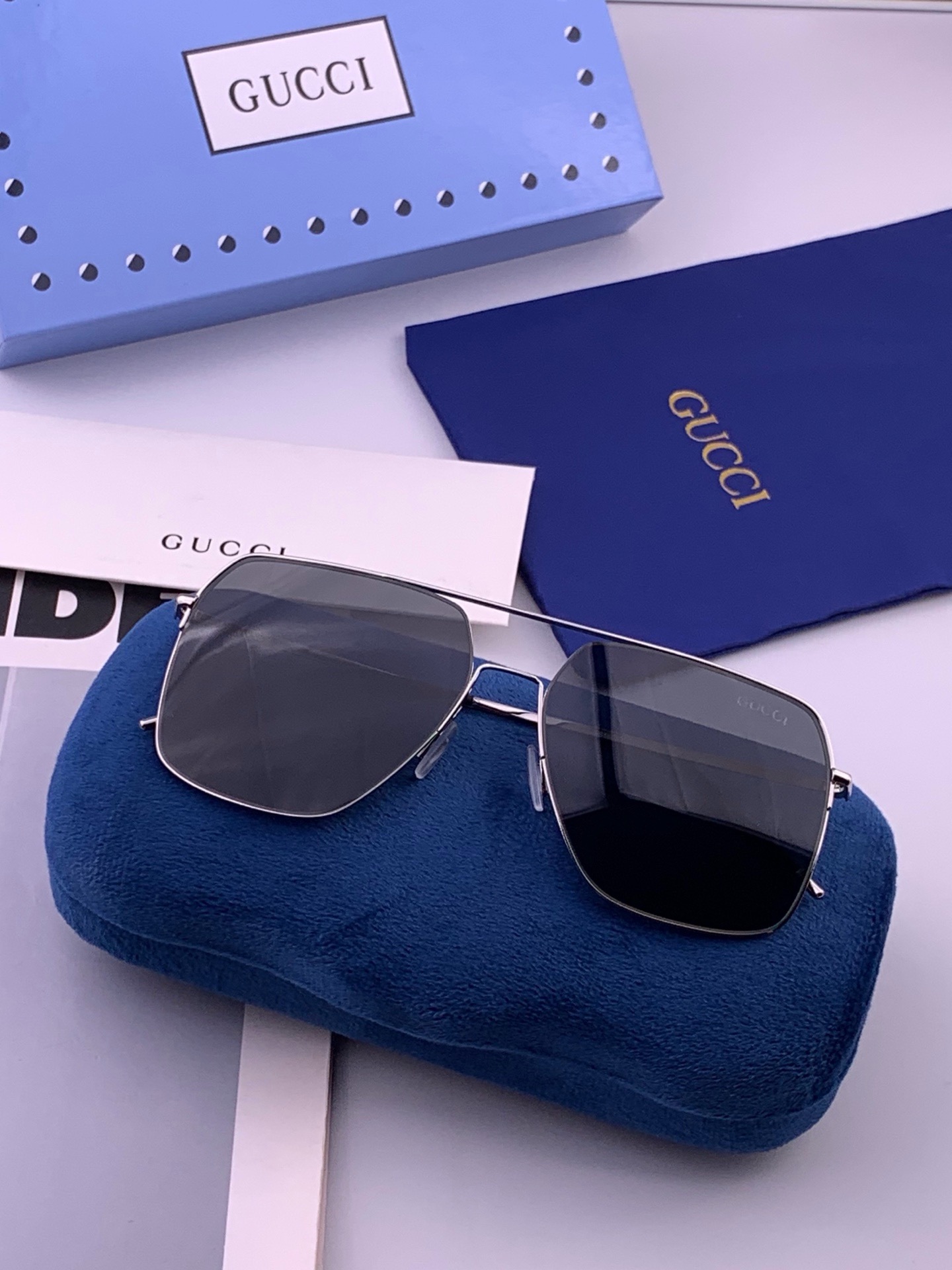 🆕         GUCCI 男款炫彩飞行员偏光太阳镜 ❤️材质：高清尼龙加厚卡槽高清偏光镜片 🌹无边框镜架💕颜👍型号