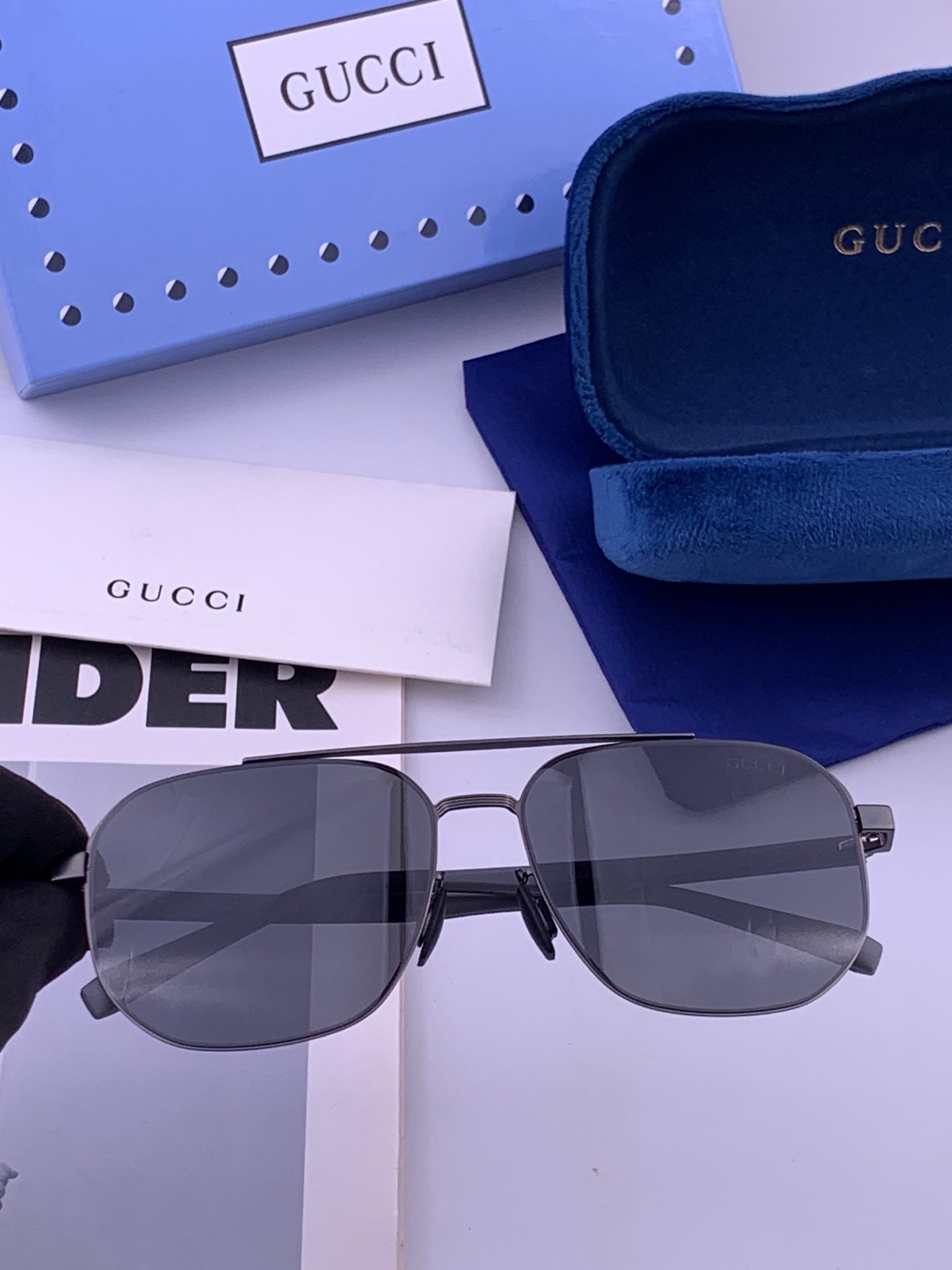 🆕        GUCCI 男款炫彩飞行员偏光太阳镜 ❤️材质：高清尼龙加厚卡槽高清偏光镜片 🌹无边框镜架💕颜👍型号：