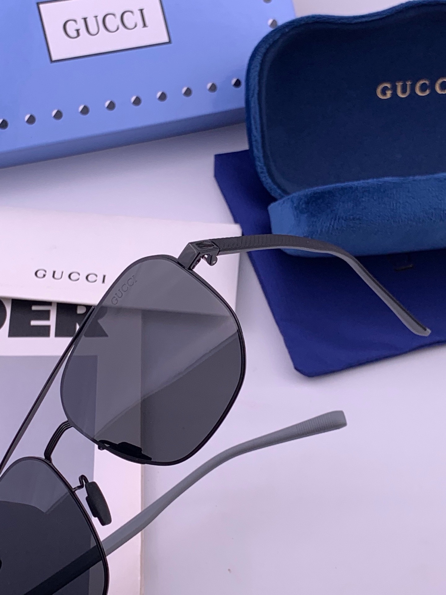 🆕        GUCCI 男款炫彩飞行员偏光太阳镜 ❤️材质：高清尼龙加厚卡槽高清偏光镜片 🌹无边框镜架💕颜👍型号：