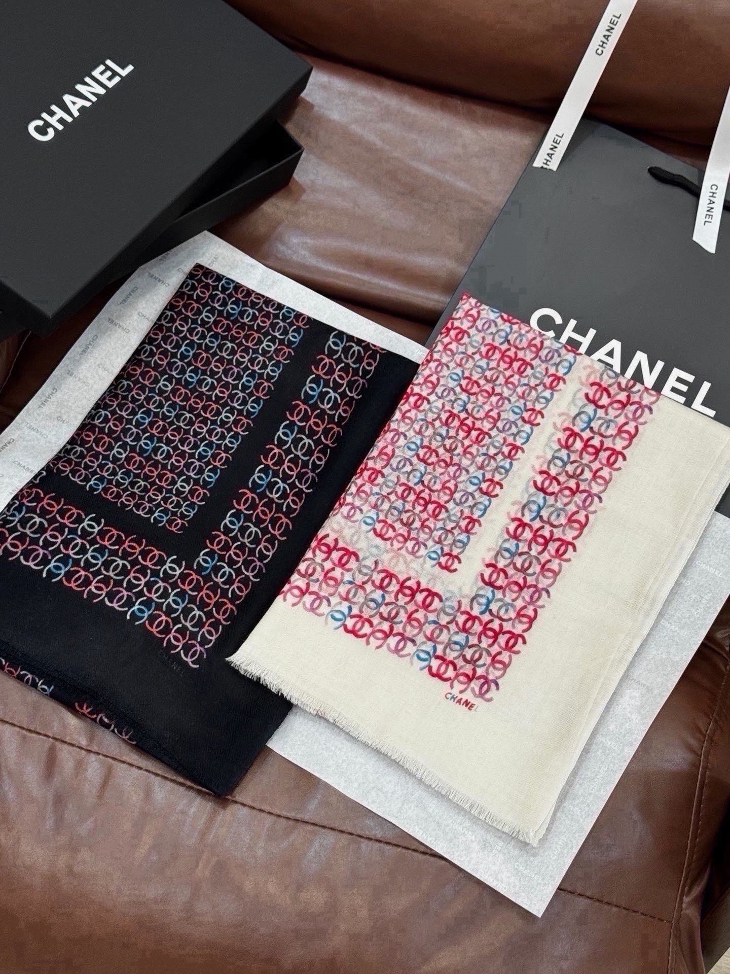 🆕  💟新款 💟CHANEL香奈儿经典元素设计优雅大方，绕在颈间超级完美💋💋简直人间的尤物😍 专柜品质[玫瑰]长巾100