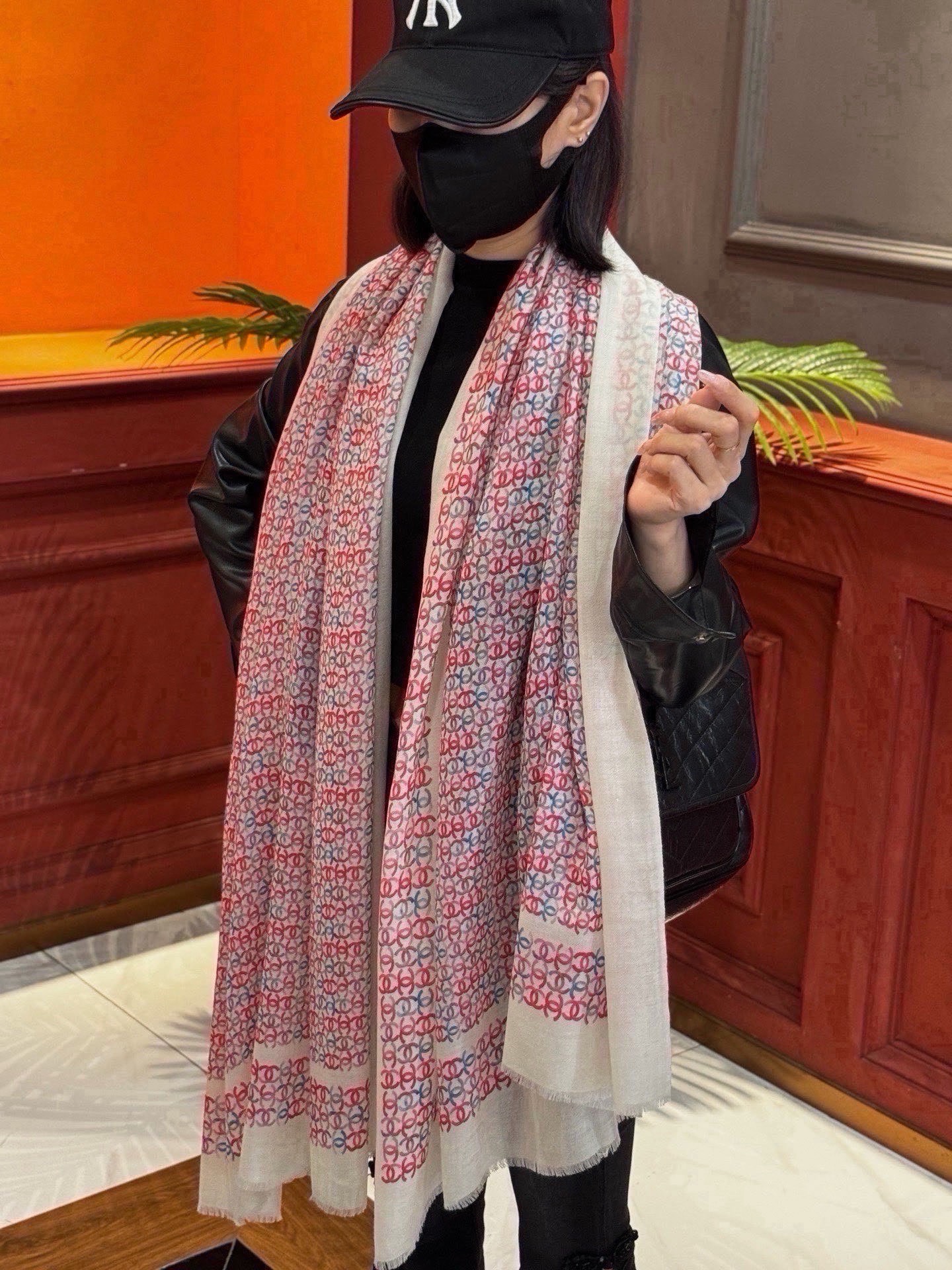 🆕  💟新款 💟CHANEL香奈儿经典元素设计优雅大方，绕在颈间超级完美💋💋简直人间的尤物😍 专柜品质[玫瑰]长巾100