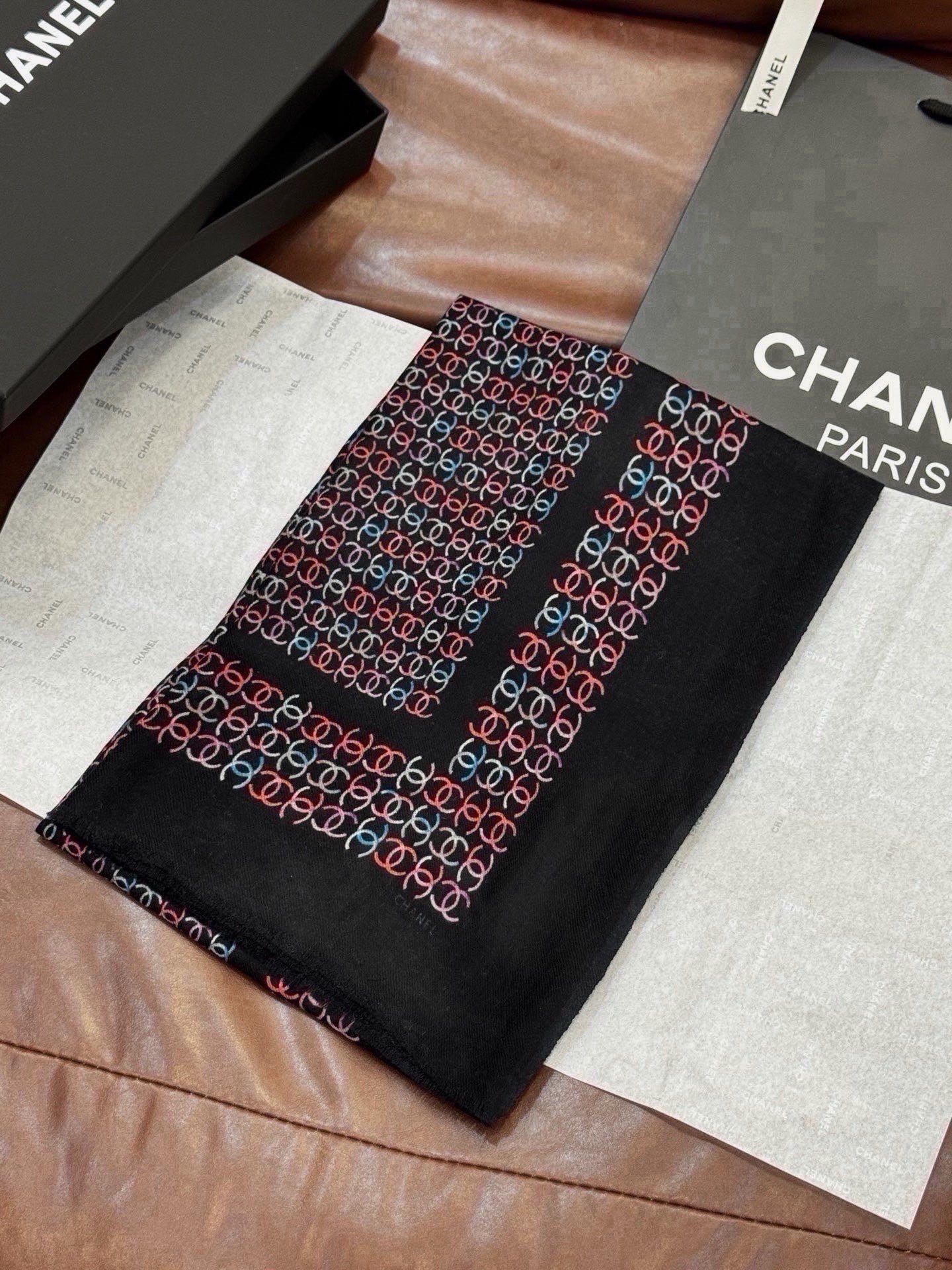 🆕  💟新款 💟CHANEL香奈儿经典元素设计优雅大方，绕在颈间超级完美💋💋简直人间的尤物😍 专柜品质[玫瑰]长巾100