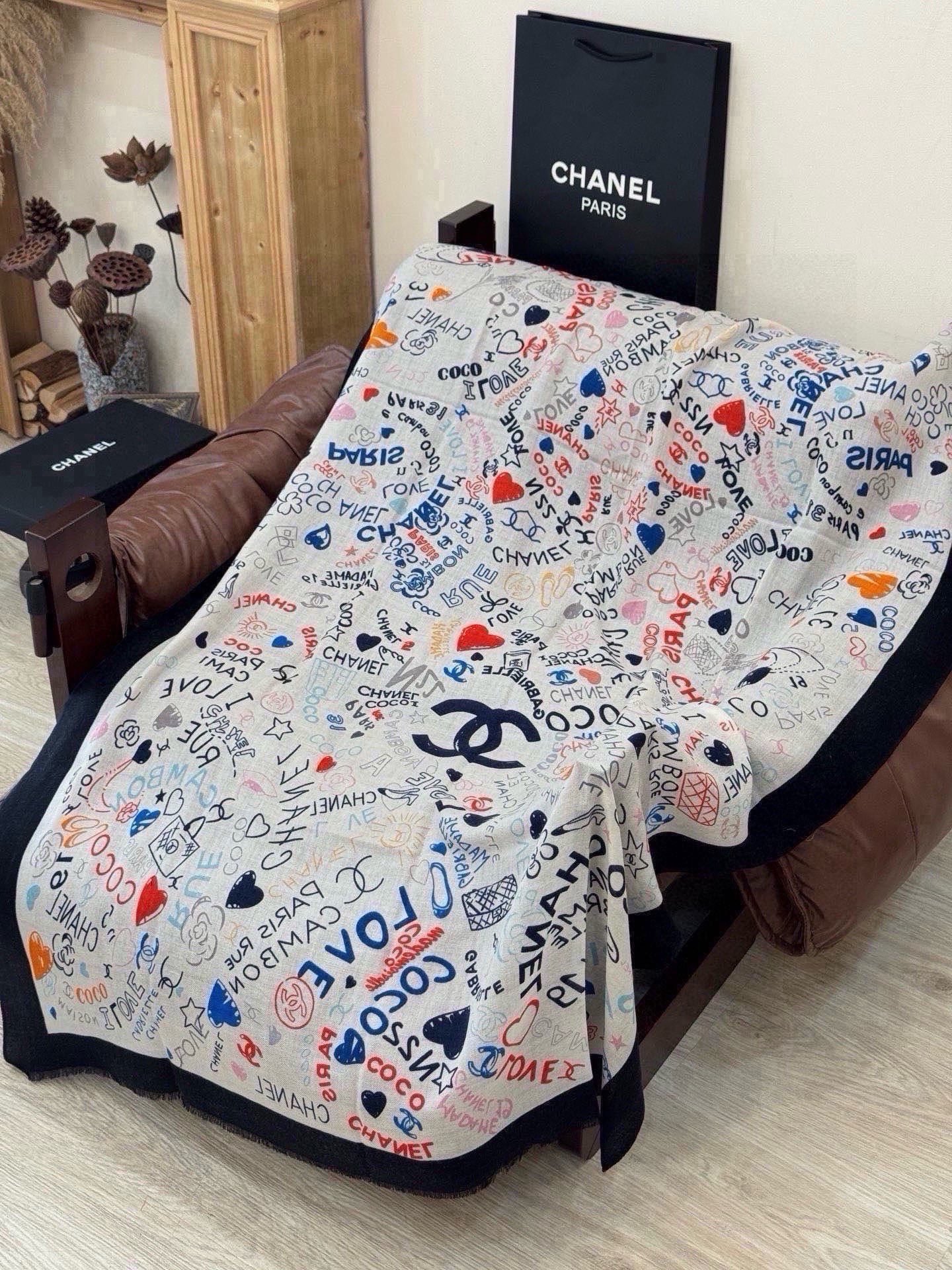 🆕  💟新款 💟CHANEL香奈儿经典元素设计优雅大方，绕在颈间超级完美💋💋简直人间的尤物😍 专柜品质[玫瑰]长巾100