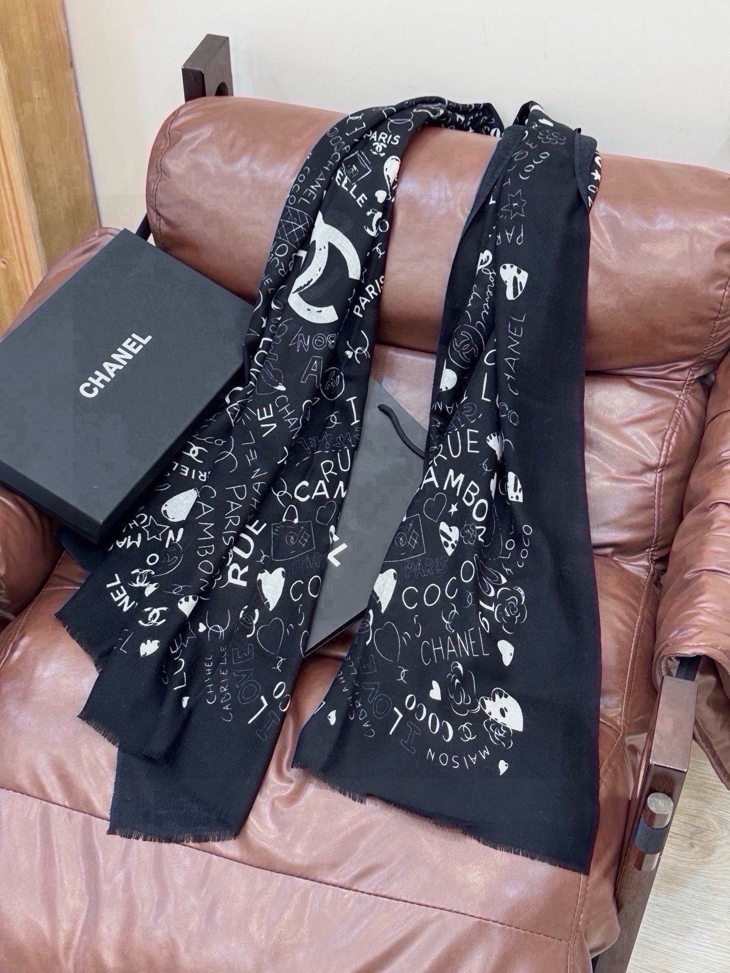 🆕  💟新款 💟CHANEL香奈儿经典元素设计优雅大方，绕在颈间超级完美💋💋简直人间的尤物😍 专柜品质[玫瑰]长巾100