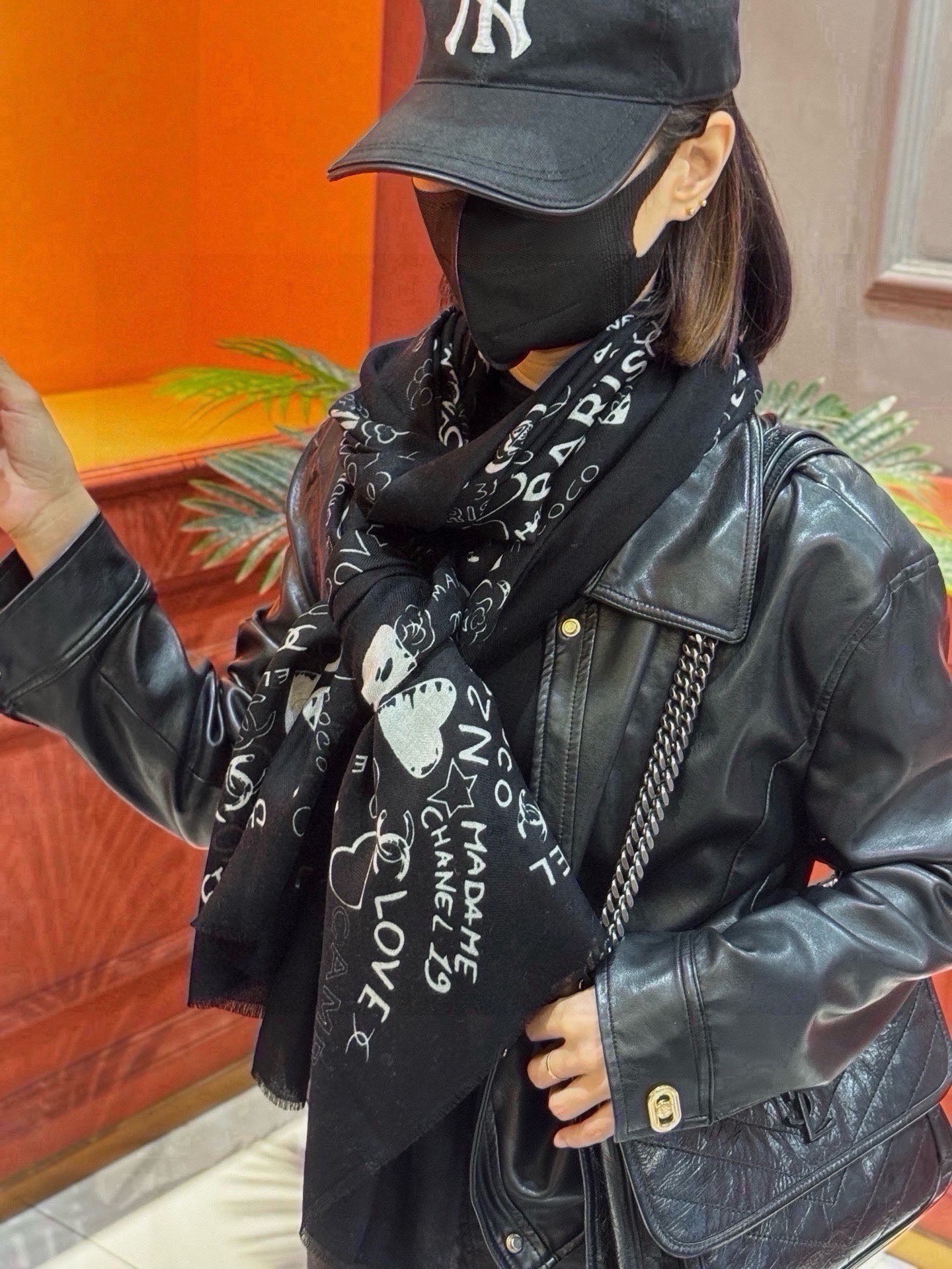 🆕  💟新款 💟CHANEL香奈儿经典元素设计优雅大方，绕在颈间超级完美💋💋简直人间的尤物😍 专柜品质[玫瑰]长巾100