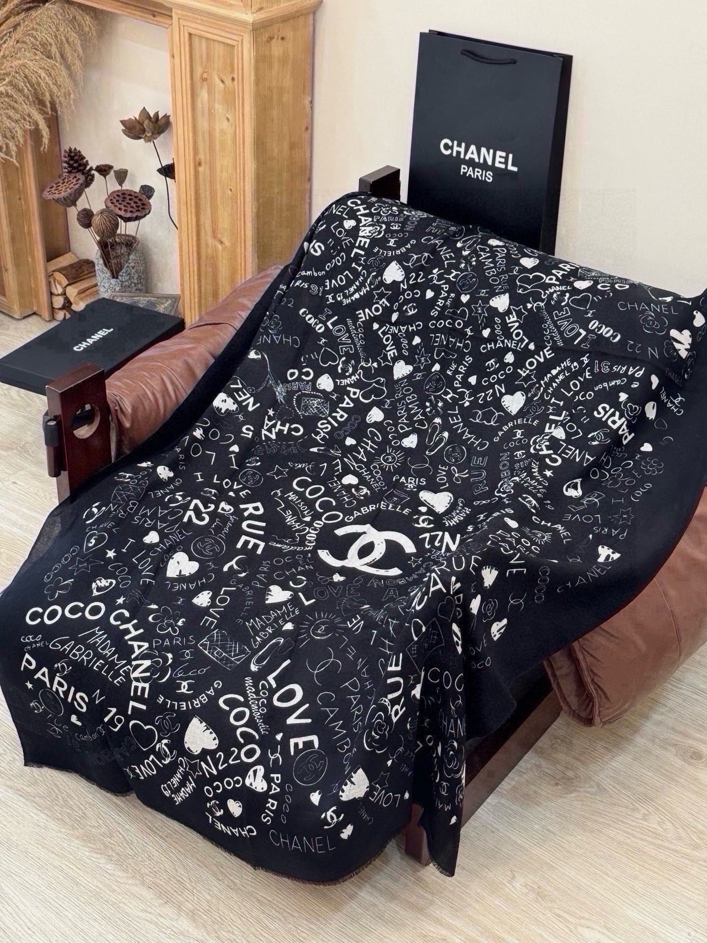 🆕  💟新款 💟CHANEL香奈儿经典元素设计优雅大方，绕在颈间超级完美💋💋简直人间的尤物😍 专柜品质[玫瑰]长巾100