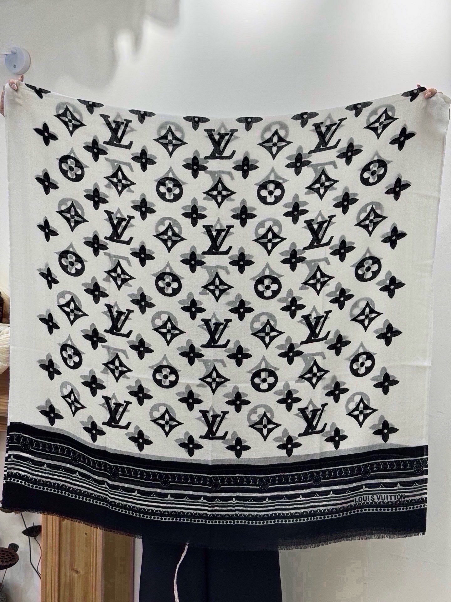 🆕  💟Iv最火的村上隆三彩羊绒长巾出货了！也可做装裱画，绝美无比，尽显时尚高端大气奢华风格！年度最佳爆款 ！材质是百分