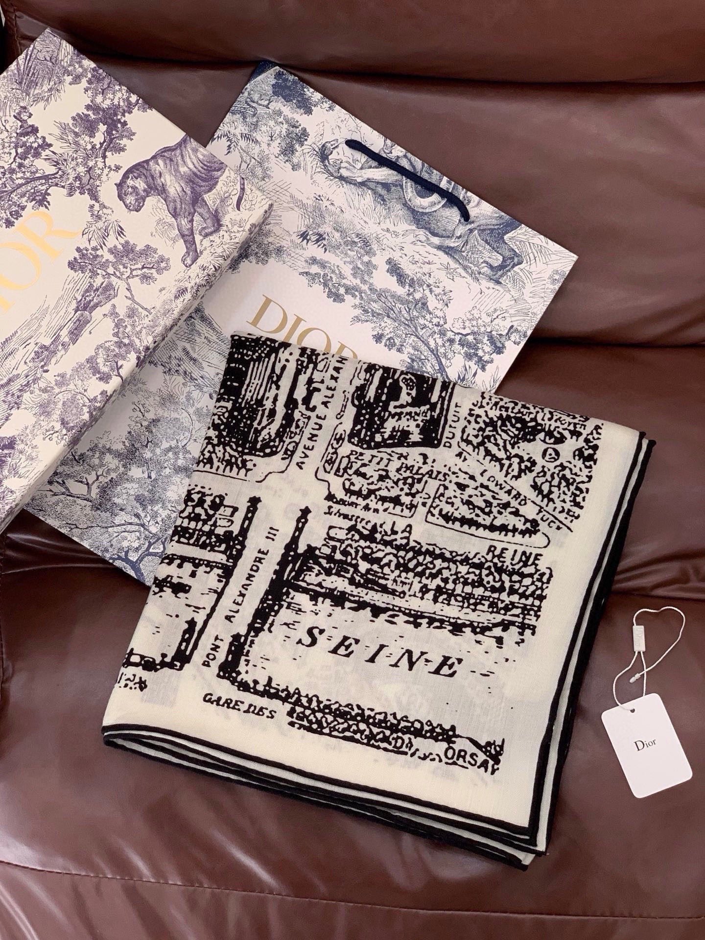 🆕   Dior ❤【️巴黎地图】140*140 双面同色丝绒方巾🉐️LAN DE 价🉐️ARIS 巴黎地图 这款方巾饰