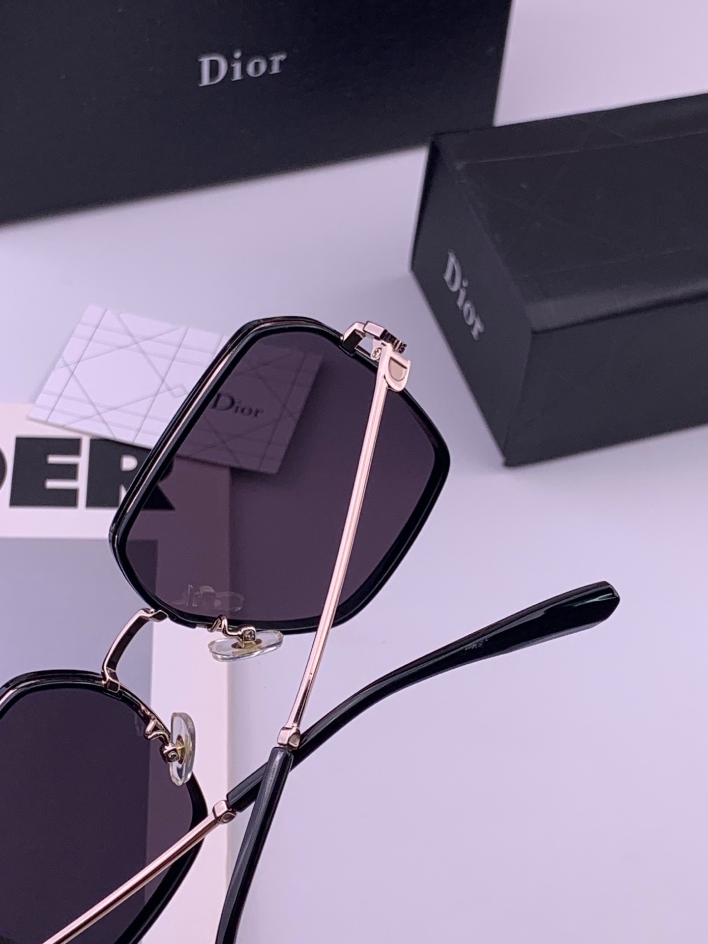 🆕  🔺 【DIOR-迪奥】开春新款 潮流爆款 时尚尼龙偏光太阳镜 高品质 佩戴舒适 网红潮款墨镜 型号：D7635