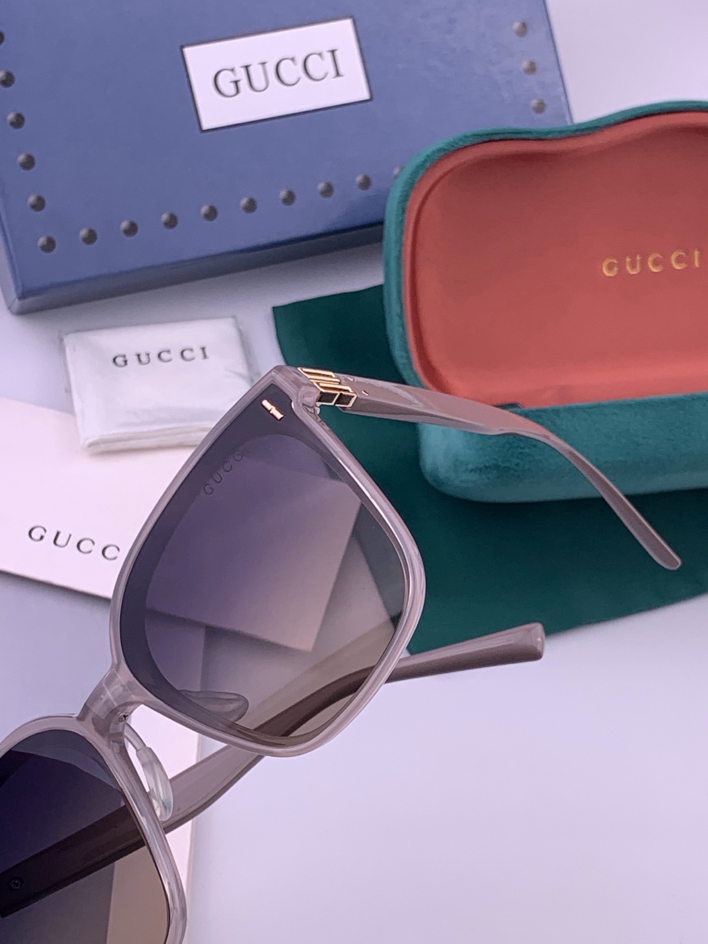 🆕   GUCCI  新款尼龙偏光太眼镜，情侣款时尚方框太阳镜佩戴舒适网红潮流款墨镜，大气女人范儿，大脸小脸都好看 ！型