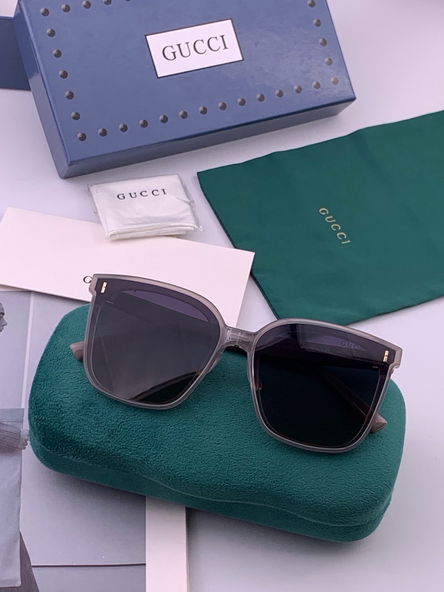 🆕   GUCCI  新款尼龙偏光太眼镜，情侣款时尚方框太阳镜佩戴舒适网红潮流款墨镜，大气女人范儿，大脸小脸都好看 ！型